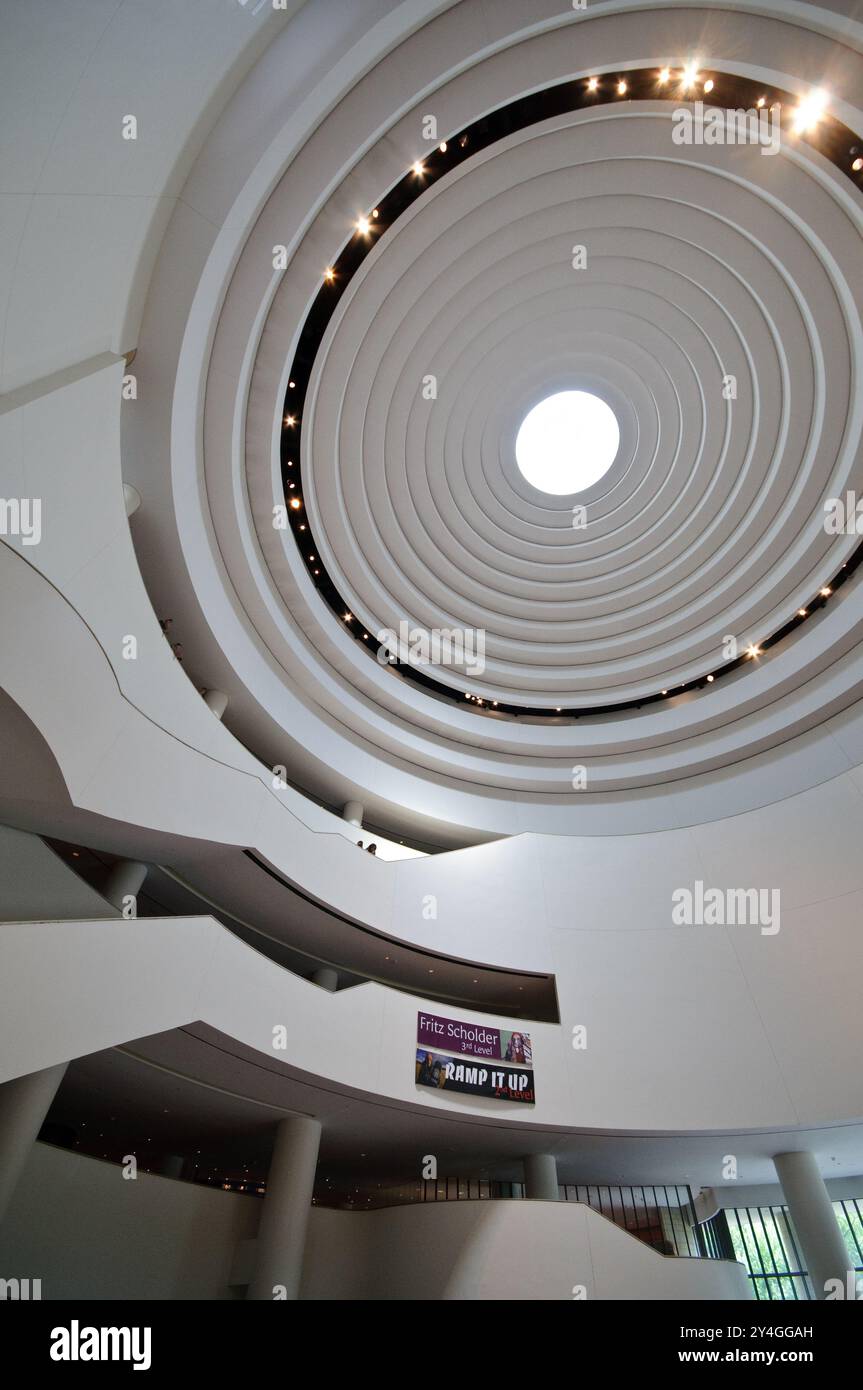 National Museum of the American Indian Atrium Washington DC // WASHINGTON DC - das Hauptatrium des Smithsonian National Museum of the American Indian zeigt die unverwechselbare geschwungene Architektur und das natürliche Lichtdesign des Museums. Das Museum, das 2004 in der National Mall eröffnet wurde, widmet sich dem Leben, den Sprachen, der Literatur, der Geschichte und der Kunst der amerikanischen Ureinwohner. Das Design des Gebäudes umfasst natürliche Materialien und fließende Formen, die von den architektonischen Traditionen und Landschaften der amerikanischen Ureinwohner inspiriert sind. Das Museum beherbergt eine der weltweit größten Sammlungen von indianischen Künstlern Stockfoto