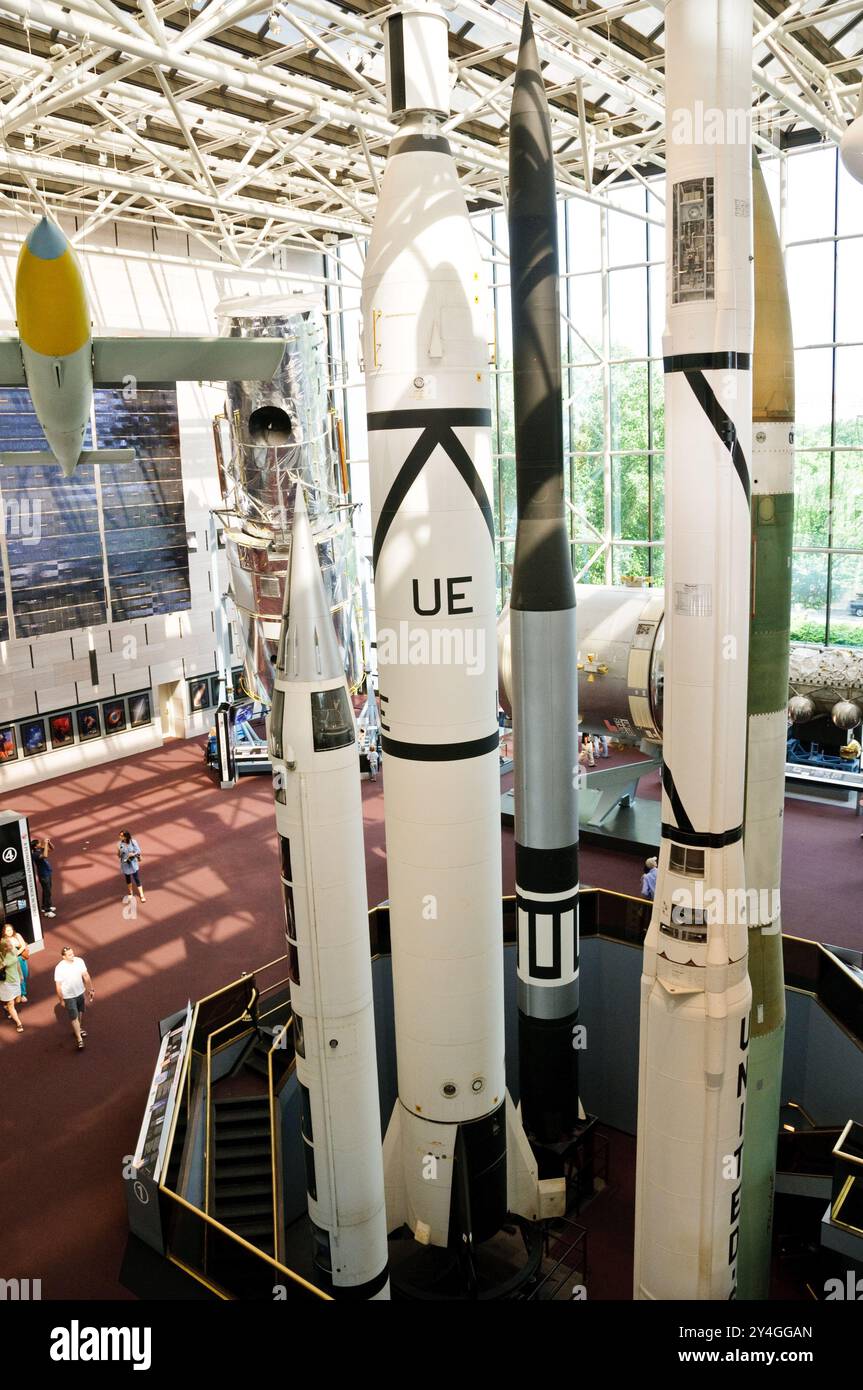 National Air and Space Museum Nuclear Missiles Washington DC // WASHINGTON, D.C. — Atomraketen aus der Zeit des Kalten Krieges sind im National Air and Space Museum des Smithsonian ausgestellt. Der Kalte Krieg war eine längere Zeit geopolitischer Spannungen zwischen den Vereinigten Staaten und der Sowjetunion, die von etwa 1947 bis 1991 dauerte und von nuklearen Rüstungswettbewerben und ideologischen Konflikten geprägt war. Das National Air and Space Museum beherbergt eine der weltweit größten Sammlungen von Luft- und Raumfahrtgegenständen. Das Museum wurde 1976 eröffnet und ist Teil der Smithsonian Institution. Das Hotel befindet sich am Nat Stockfoto