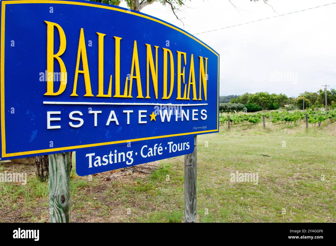 Ballandean Estate Winery Eingangsschild Ballandean Queensland // BALLANDEAN, Queensland, Australien — das Eingangsschild und die etablierten Reben der Ballandean Estate Winery markieren den Standort von Queenslands ältestem familiengeführten und betriebenen Weingut. Das 1932 gegründete Anwesen gilt als Pionier der Weinregion Granite Belt. Die etablierten Weinberge des Weinbergs zeigen das seit langem bestehende Weinbauerbe der Region. Stockfoto