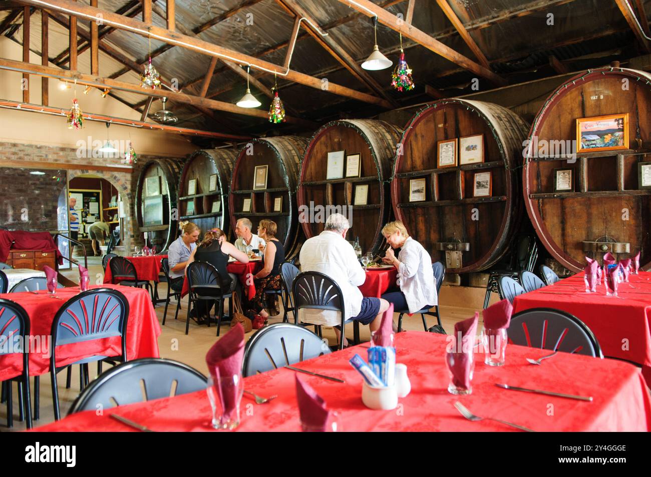 BALLANDEAN, Queensland, Australien – große Eichenfässer säumen die Wand des Cafés der Ballandean Estate Winery in Queenslands Granite Belt. Die historischen Fässer bieten sowohl eine funktionale Aufbewahrung als auch dekorative Elemente im Gaststättenbereich des Weinguts. Das Café bietet Besuchern einen Ort, um die Wein- und Esskultur der Region zu erleben. Stockfoto