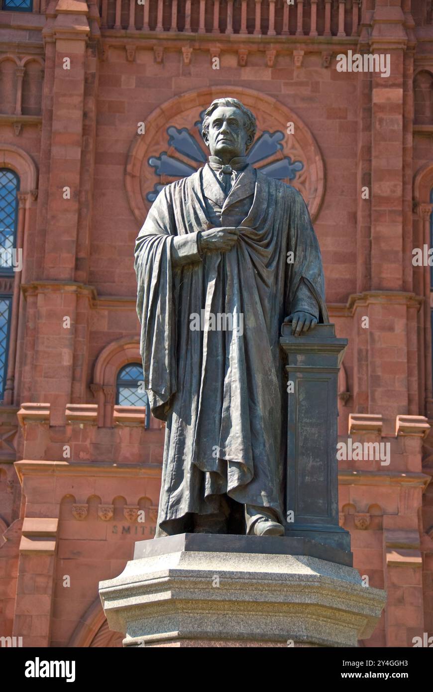 John Smithson Statue Smithsonian Castle Washington DC // WASHINGTON DC – die Bronzestatue von John Smithson, Gründer der Smithsonian Institution, steht vor dem Smithsonian Castle in der National Mall in Washington DC. Die Statue erinnert an Smithsons bedeutenden Beitrag zu Wissenschaft und Bildung und würdigt sein Erbe als Wohltäter der renommierten Institution. Stockfoto