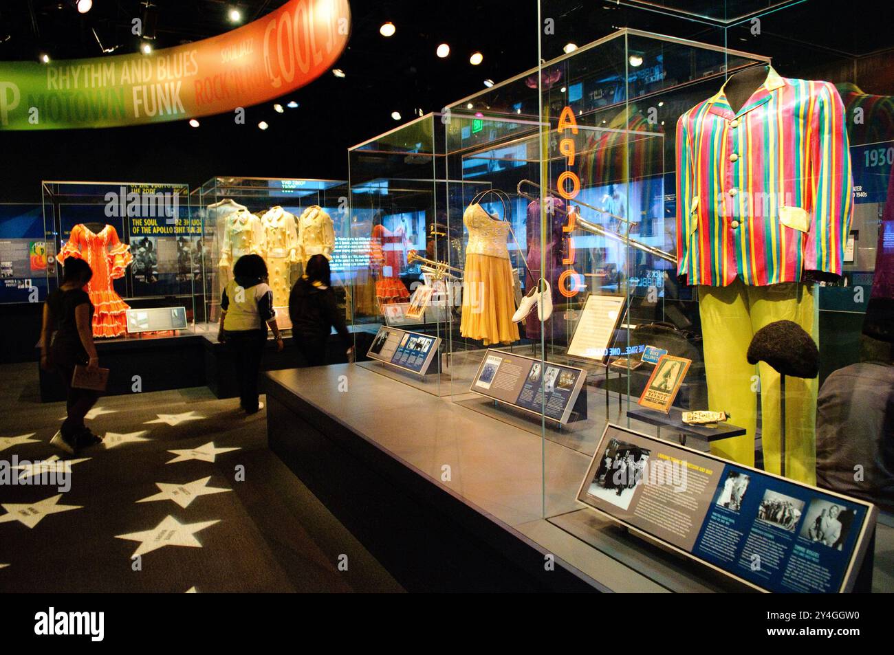 Apollo Theater Exhibit National Museum of American History Washington DC // WASHINGTON DC — „Ain't Nothing Like the Real Thing: How the Apollo Theater Shaped American Entertainment“, eine kulturelle Ausstellung, die sich mit der Geschichte der afroamerikanischen Unterhaltung befasst, die im National Museum of American History, Teil der Smithsonian Institution, ausgestellt wird. Die Ausstellung zeigt den tiefgreifenden Einfluss von Harlems Apollo Theater auf die amerikanische Populärkultur und Musik. Stockfoto