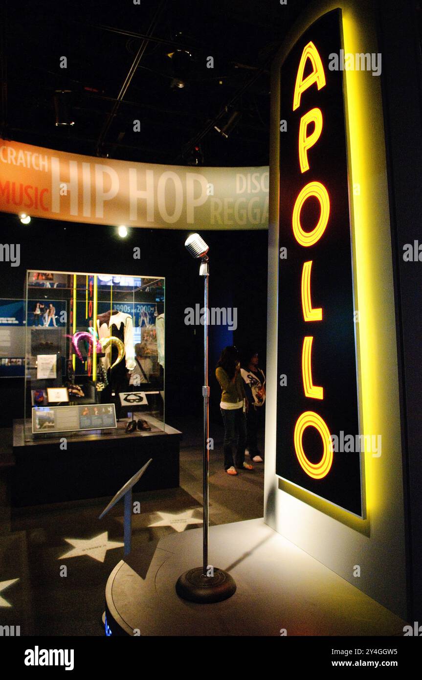 Apollo Theater Exhibit National Museum of American History Washington DC // WASHINGTON DC — „Ain't Nothing Like the Real Thing: How the Apollo Theater Shaped American Entertainment“, eine kulturelle Ausstellung, die sich mit der Geschichte der afroamerikanischen Unterhaltung befasst, die im National Museum of American History, Teil der Smithsonian Institution, ausgestellt wird. Die Ausstellung zeigt den tiefgreifenden Einfluss von Harlems Apollo Theater auf die amerikanische Populärkultur und Musik. Stockfoto