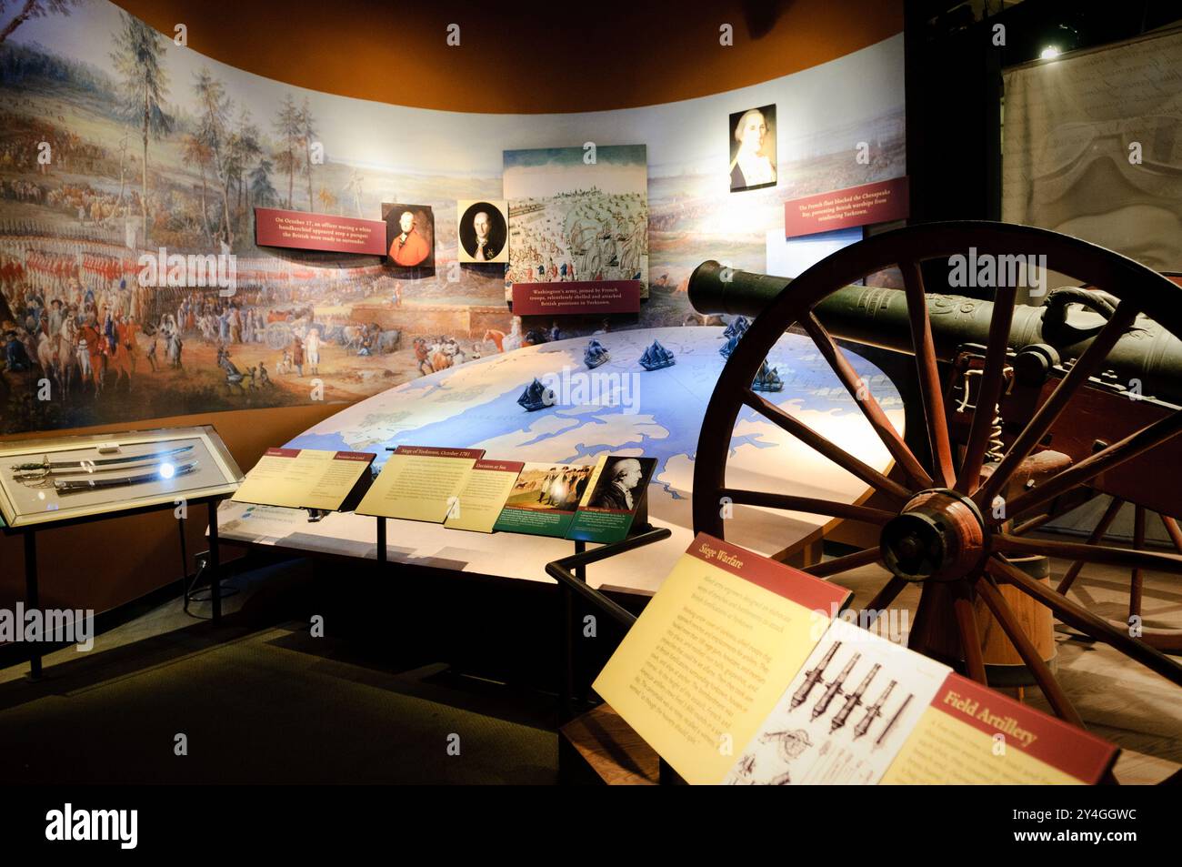 National Museum of American History Revolutionary war Exhibit Washington DC // WASHINGTON, D.C. — eine Ausstellung über militärische Kampagnen des Unabhängigkeitskrieges im National Museum of American History. Der Unabhängigkeitskrieg (1775–1783) war der Konflikt, in dem 13 amerikanische Kolonien für die Unabhängigkeit von der britischen Herrschaft kämpften und in der Bildung der Vereinigten Staaten gipfelten. Das National Museum of American History, Teil der Smithsonian Institution, beherbergt umfangreiche Sammlungen, die die amerikanische Militärgeschichte und die Gründungsphase des Landes dokumentieren. Das Museum wurde 1964 eröffnet und befindet sich dort Stockfoto