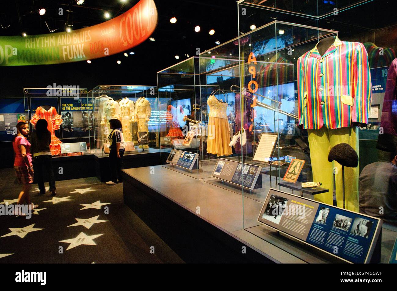 Apollo Theater Exhibit National Museum of American History Washington DC // WASHINGTON DC — „Ain't Nothing Like the Real Thing: How the Apollo Theater Shaped American Entertainment“, eine kulturelle Ausstellung, die sich mit der Geschichte der afroamerikanischen Unterhaltung befasst, die im National Museum of American History, Teil der Smithsonian Institution, ausgestellt wird. Die Ausstellung zeigt den tiefgreifenden Einfluss von Harlems Apollo Theater auf die amerikanische Populärkultur und Musik. Stockfoto