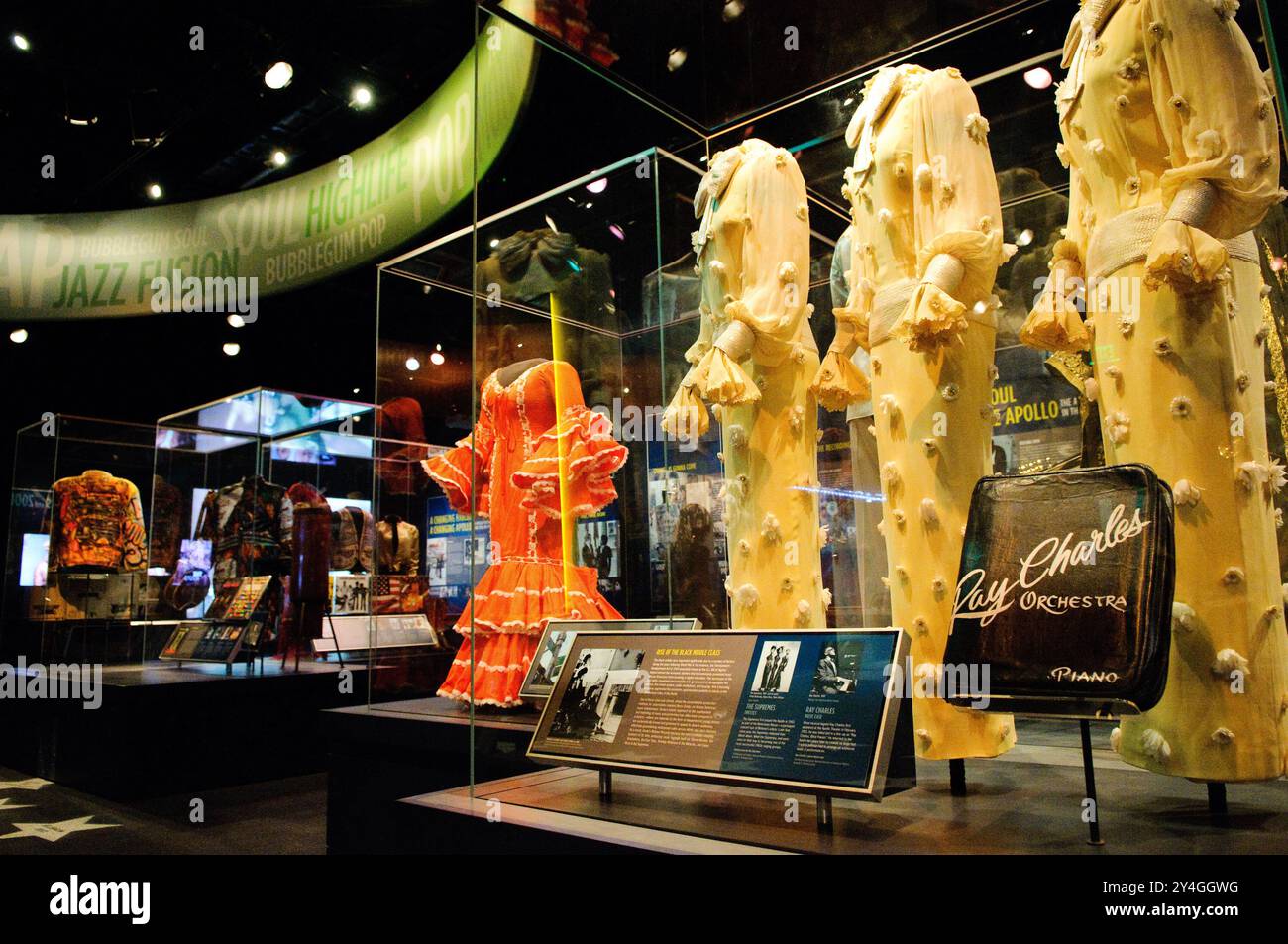 Apollo Theater Exhibit National Museum of American History Washington DC // WASHINGTON DC — „Ain't Nothing Like the Real Thing: How the Apollo Theater Shaped American Entertainment“, eine kulturelle Ausstellung, die sich mit der Geschichte der afroamerikanischen Unterhaltung befasst, die im National Museum of American History, Teil der Smithsonian Institution, ausgestellt wird. Die Ausstellung zeigt den tiefgreifenden Einfluss von Harlems Apollo Theater auf die amerikanische Populärkultur und Musik. Stockfoto