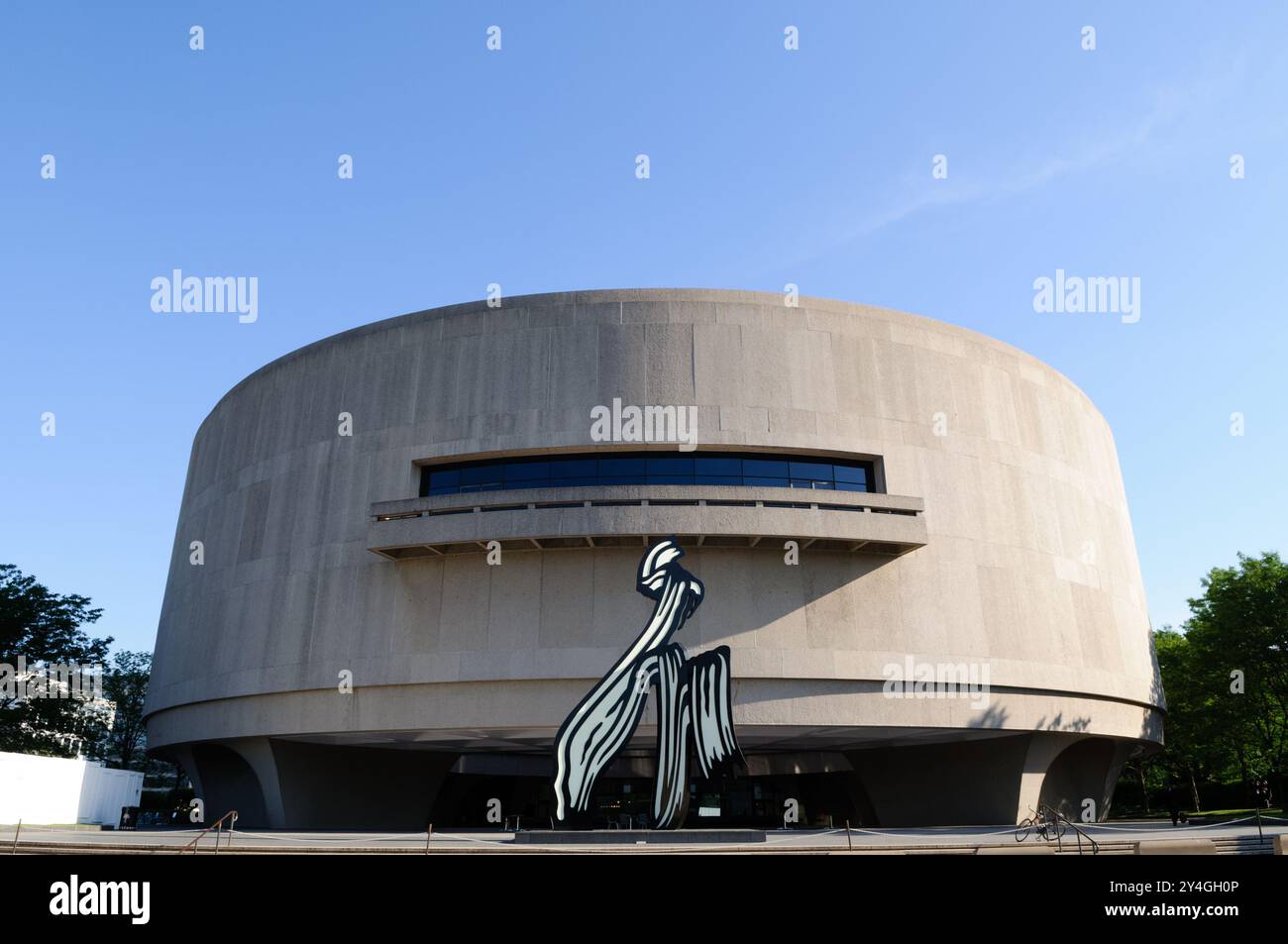 WASHINGTON DC, USA – der Skulpturengarten des Hirshhorn Museums, der vor seiner großen Renovierung gezeigt wurde, zeigt modernistische und zeitgenössische Skulpturen in einem versunkenen Freiluftbereich entlang der National Mall. Diese historische Konfiguration des Gartens bot eine intime Umgebung, um große skulpturale Werke in der Sammlung des Museums zu erleben. Stockfoto