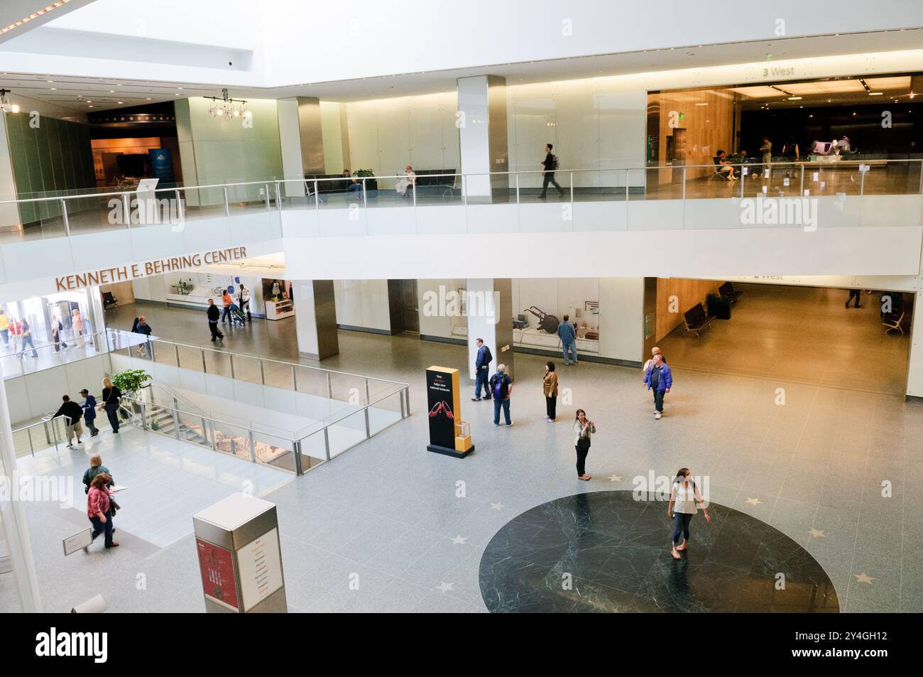 National Museum of American History Foyer Washington DC // WASHINGTON DC - das Hauptfoyer des National Museum of American History an der Smithsonian Institution. Das 1964 eröffnete Museum beherbergt eine der weltweit größten Sammlungen amerikanischer Artefakte und Kulturgüter, die die Geschichte des Landes von der Kolonialzeit bis zur Gegenwart abdecken. Die Institution zeigt mehr als drei Millionen Gegenstände, darunter das Original Star-Spangled Banner, erste Damen-Antrittskleider und Artefakte aus amerikanischen Kriegen und sozialen Bewegungen. Das National Museum of American History ist Teil des Smith Stockfoto
