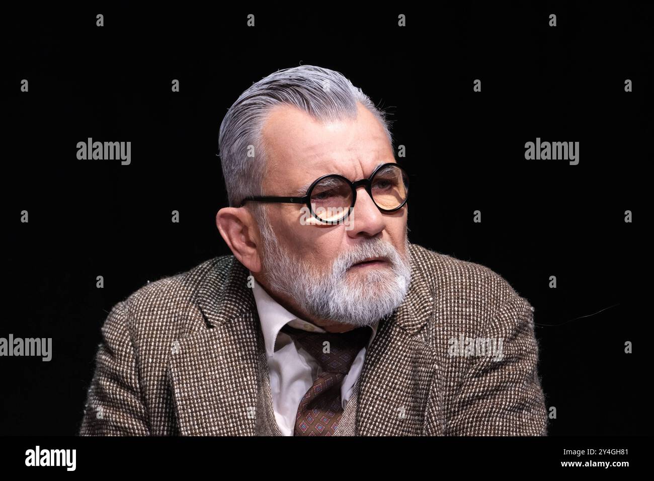 Matthias Freihof spielt den Dr. Sigmund Freud in der Komödie Münchhausen oder: Freuds letzte Reise. Fotoprobe am 18.9.2024 in der Komödie Winterhuder Fährhaus in Hamburg *** Matthias Freihof spielt Dr. Sigmund Freud in der Komödie Münchhausen oder Freuds letzte Reise Fotoprobe am 18 9 2024 im Komödie Winterhuder Fährhaus in Hamburg Stockfoto