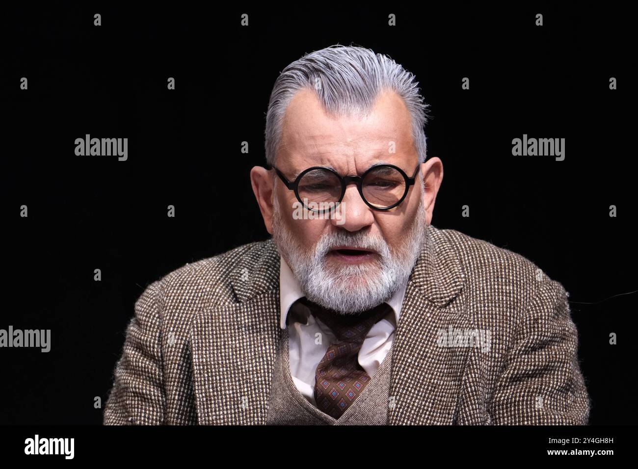 Matthias Freihof spielt den Dr. Sigmund Freud in der Komödie Münchhausen oder: Freuds letzte Reise. Fotoprobe am 18.9.2024 in der Komödie Winterhuder Fährhaus in Hamburg *** Matthias Freihof spielt Dr. Sigmund Freud in der Komödie Münchhausen oder Freuds letzte Reise Fotoprobe am 18 9 2024 im Komödie Winterhuder Fährhaus in Hamburg Stockfoto