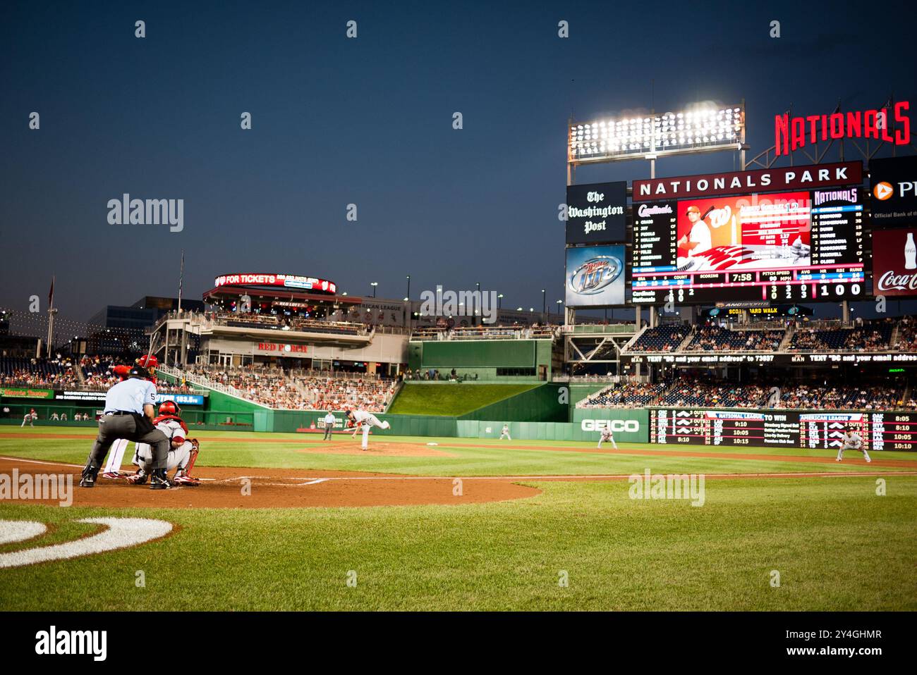 Nationals Park Baseball Game Washington DC | WASHINGTON D.C., Vereinigte Staaten – während eines Nachtspiels zwischen den Washington Nationals und den St. Louis Cardinals liefert Ein Pitcher auf die Platte im Nationals Park. Der 2008 eröffnete Baseballpark liegt am Capitol Riverfront entlang des Anacostia River und bietet Platz für etwa 41.000 Zuschauer. Stockfoto