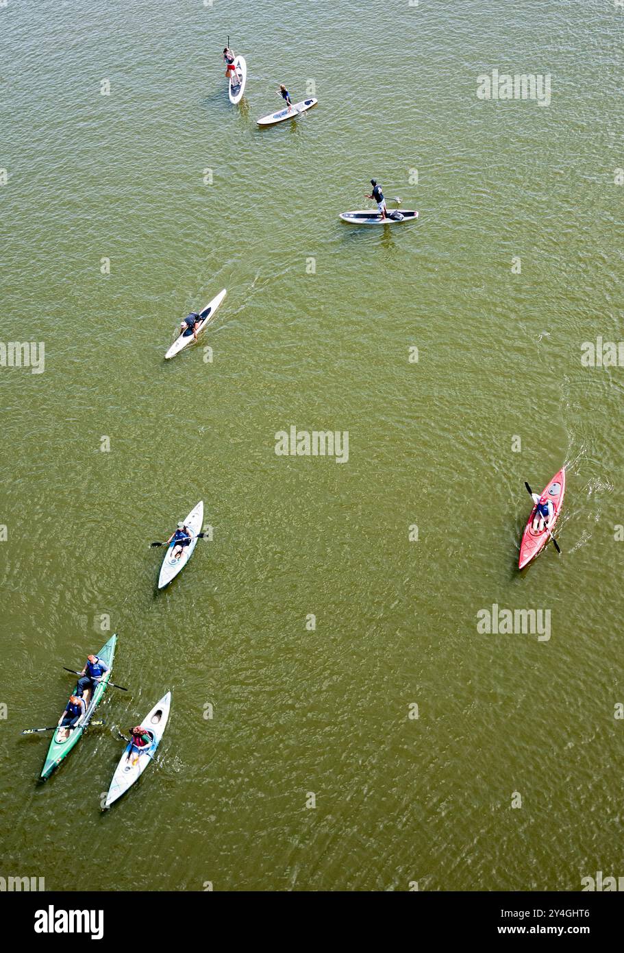 Potomac River Kajakfahrer und Paddleboarder Washington DC // WASHINGTON DC – Kajakfahrer paddeln an einem sonnigen Sommertag entlang des Potomac River in der Nähe von Georgetown, aufgenommen in einer Luftaufnahme von oben. Der Wasserweg ist ein beliebtes Erholungsziel für Paddler in der Hauptstadt des Landes und bietet Möglichkeiten zum Kajakfahren in der Stadt mit Blick auf die Küste von Georgetown. Der Potomac River fließt 405 Meilen (652 km) von seinem Quellgebiet in West Virginia durch Washington DC, bevor er in die Chesapeake Bay mündet. Stockfoto