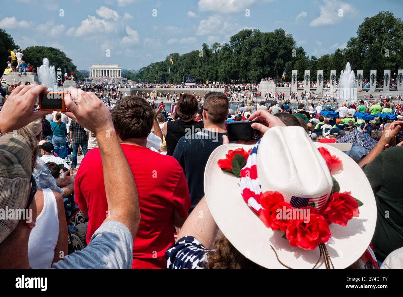 Glenn Beck Restore Honor Rallye Lincoln Memorial Washington DC // WASHINGTON DC — Glenn Becks „Restore Honor“-Rallye am Lincoln Memorial zog am 28. August 2010, dem 47. Jahrestag der berühmten Bürgerrechtsrede von Dr. Martin Luther King Jr., Menschenmassen in die National Mall. Bei der konservativen Versammlung sprachen Sprecher vor dem Publikum von einer Bühne, die auf der unteren Treppe des Lincoln Memorial errichtet wurde. Die ehemalige Gouverneurin und Vizepräsidentschaftskandidatin von Alaska, Sarah Palin, schloss sich Beck als einer der prominenten Redner der Veranstaltung an Stockfoto