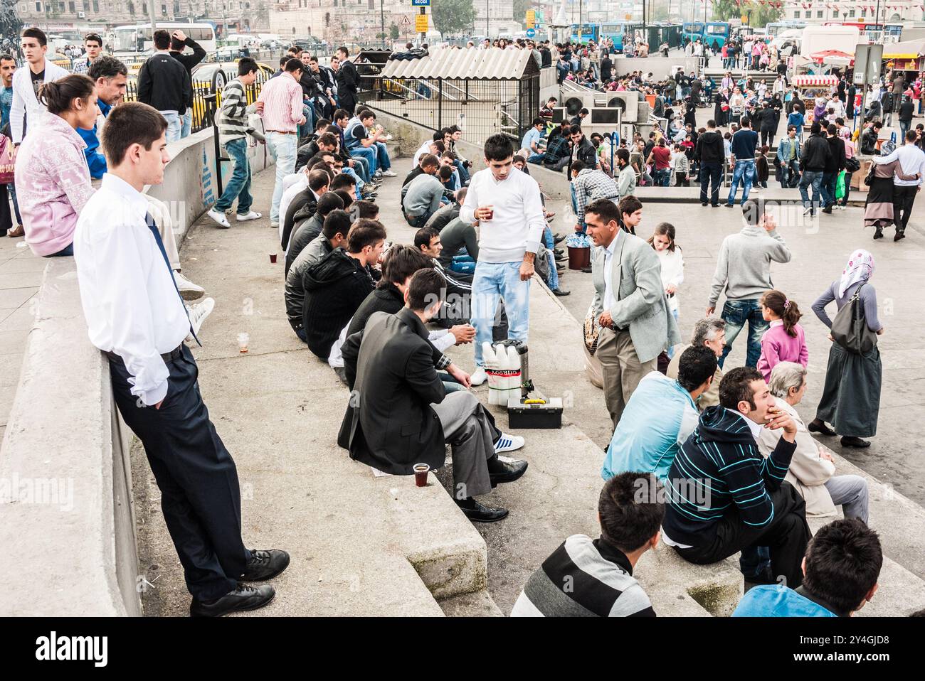 Eminönü Waterfront Menschenmassen Istanbul Türkei // ISTANBUL, Türkei – Menschenmassen versammeln sich entlang der Eminönü Waterfront in Istanbuls Altstadt, wo viele traditionelle Fisch-Sandwiches genießen, die lokal als „balik ekmek“ bekannt sind. Die geschäftige Szene zeigt die Beliebtheit der Gegend als Lokal und Touristenattraktion am Ufer des Goldenen Horns. Stockfoto