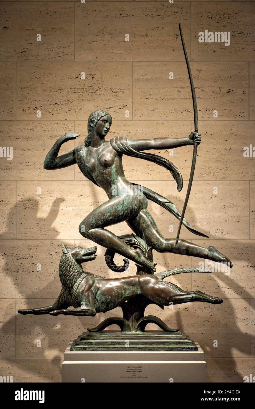 Diana Sculpture Paul Manship Smithsonian American Art Museum Washington DC // WASHINGTON DC – die Bronzeskulptur von Diana, die von Paul Manship 1925 geschaffen wurde, wird im Smithsonian American Art Museum in Washington DC ausgestellt. Das Stück zeigt die griechische Göttin mit einem Bogen, der ihre Rolle im Mythos von Diana und Actaeon symbolisiert. Diese Arbeit ist Teil eines Paares, das die mythologische Geschichte darstellt, in der Actaeon von Diana in einen Hirsch verwandelt wird. Stockfoto