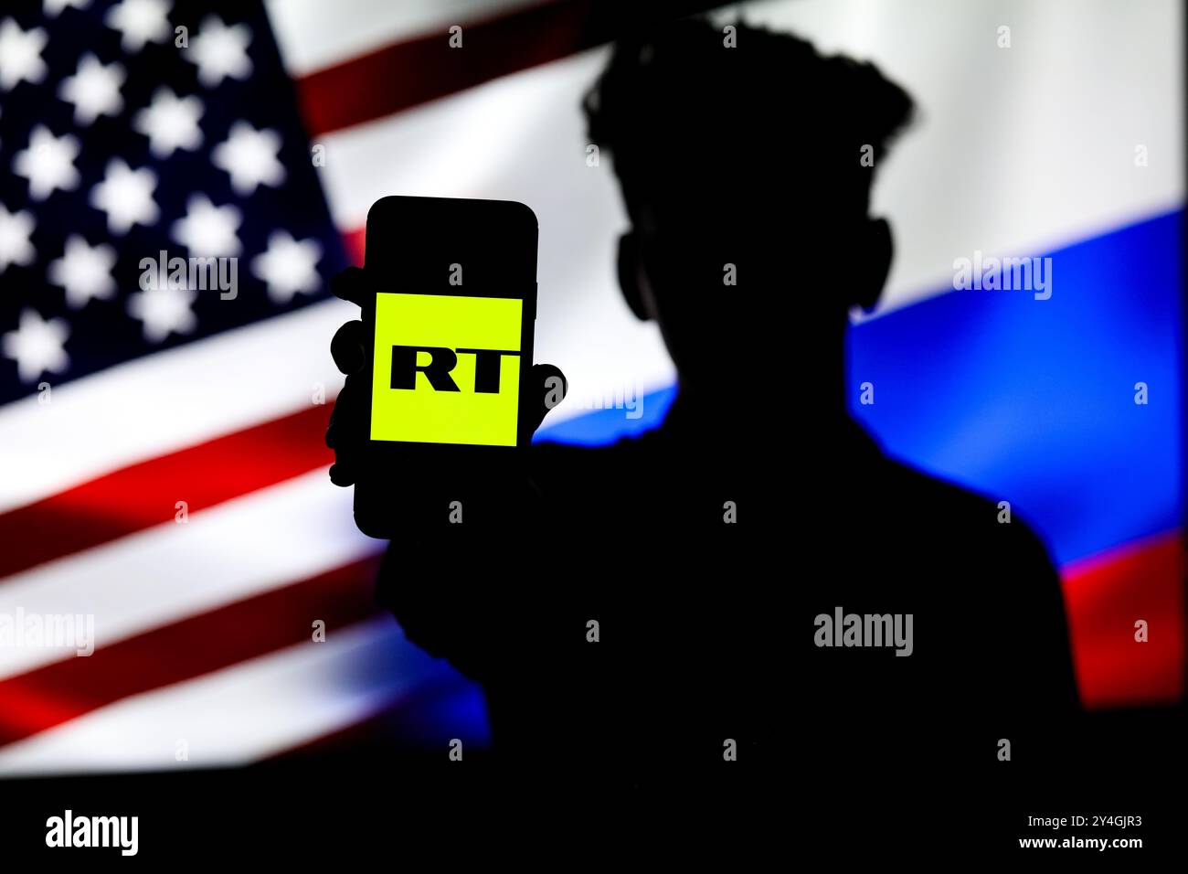 Gaziantep, Turkiye. 17. September 2024. Das RT-Logo auf einem Smartphone mit der US-Flagge im Hintergrund. Meta hat ein Verbot für RT, Rossija Segodnya und andere russische staatliche Mediennetzwerke von seinen Social-Media-Plattformen angekündigt. Das Social-Media-Unternehmen hat als Grund für das Verbot „ausländische Eingriffe“ genannt. Der Schritt folgt den Vorwürfen der USA, RT habe verdeckte Operationen durchgeführt, um sich in ausländische Wahlen einzumischen und gleichzeitig Sanktionen gegen die russische Medienanstalt enthüllt Stockfoto