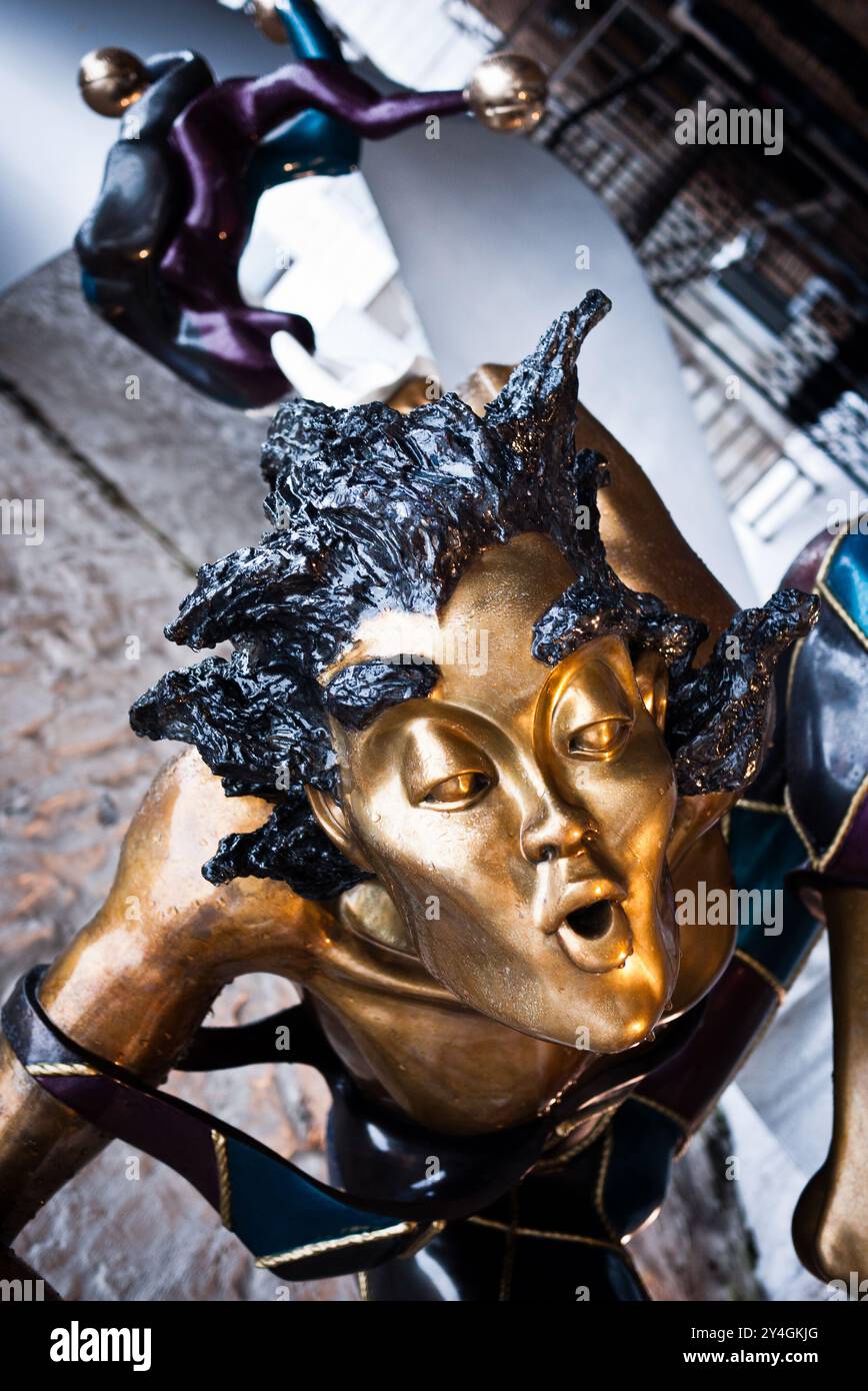 Passages Insolites Sculpture Old Quebec City Canada // QUEBEC CITY, Kanada — Eine goldene Figurenskulptur wird als Teil von Passages Insolites (auch bekannt als „Unusual Passages“), einem jährlichen öffentlichen Kunstevent in Old Quebec City, ausgestellt. Die skurrile Installation erinnert an eine akrobat- oder Harlequinfigur, die strategisch platziert ist, um für Fußgänger, die das historische Viertel erkunden, Momente der Überraschung und des Engagements zu schaffen. Passages Insolites bietet temporäre Kunstinstallationen in den Gassen und Innenhöfen der Altstadt von Quebec, die das UNESCO-Weltkulturerbe in eine Open-Air-Galerie verwandeln, die sich durch die Straßen und Höfe der Altstadt von Quebec auszeichnet Stockfoto