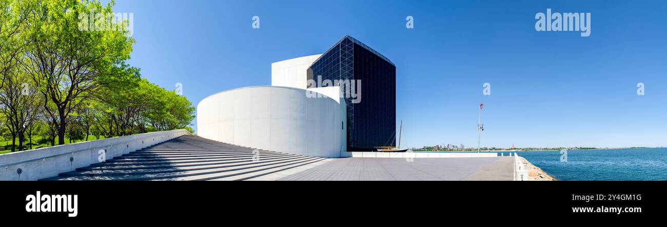 BOSTON, Massachusetts – die John F. Kennedy Presidential Library and Museum befindet sich an der Uferpromenade von Dorchester mit ihrer markanten weißen Betonarchitektur, die von I.M. Pei entworfen wurde. Der Panoramablick erfasst die plaza am Wasser vor der Präsidentenbibliothek, die als offizielles Archiv der National Archives and Records Administration für Dokumente und Artefakte aus Kennedys Verwaltung dient. In der Ferne bilden die Hochhäuser der Innenstadt von Boston eine dramatische Kulisse für dieses Denkmal, das dem 35. Präsidenten Amerikas gewidmet ist. Stockfoto