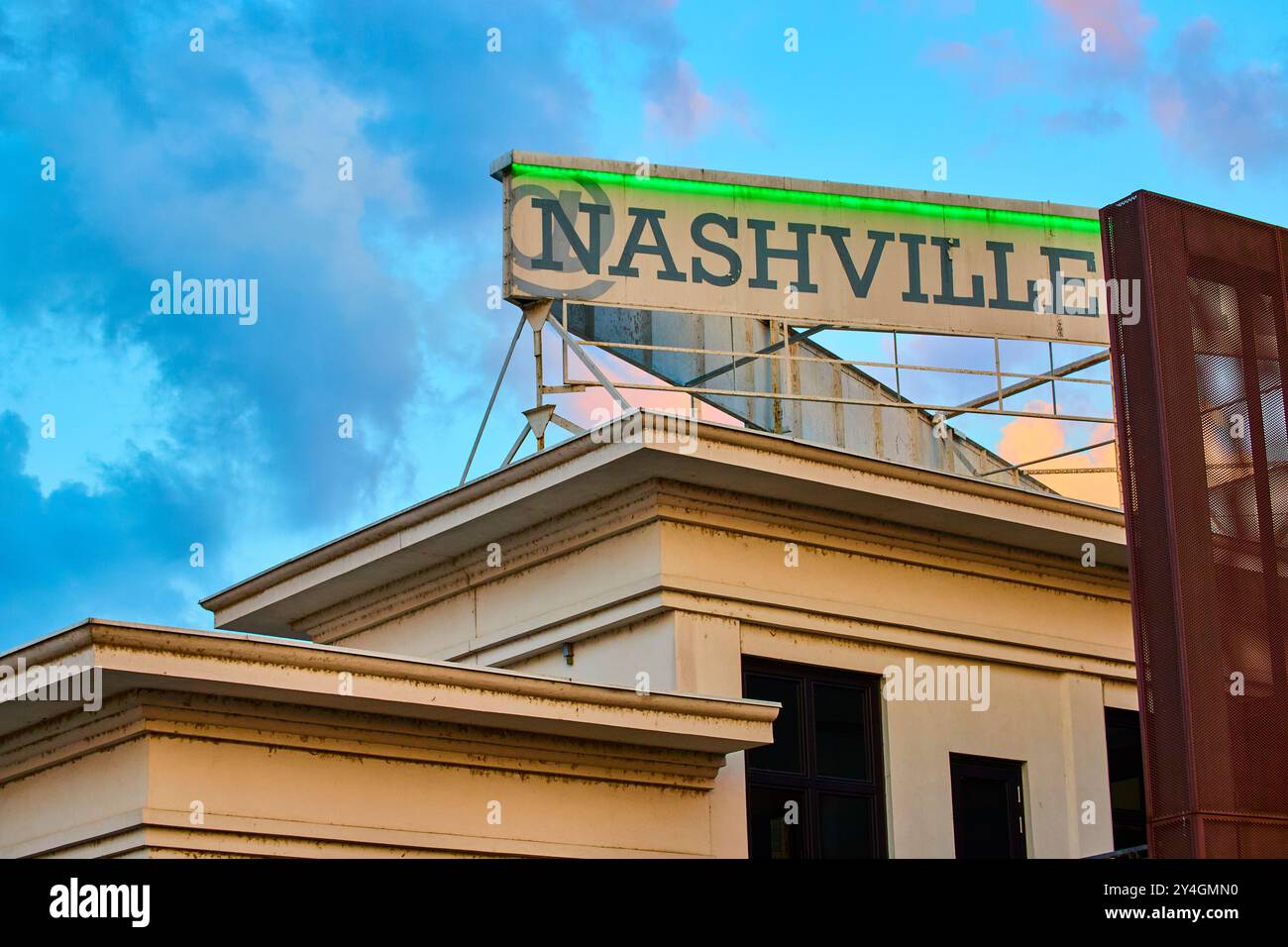 Skyline-Schild und Gebäude von Nashville bei Golden Hour mit niedrigem Winkel Stockfoto