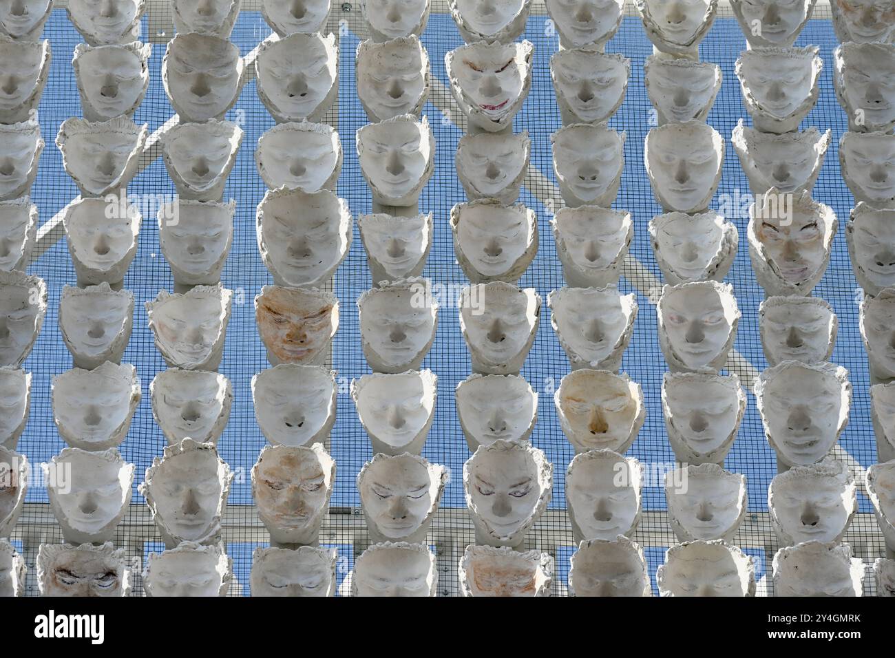 London, Großbritannien. Eine neue Skulptur des Vierten Sockels der mexikanischen Künstlerin Teresa Margolles wurde auf dem Trafalgar Square enthüllt. Das Artwork aus Masken, die Gesichter von Transgender und nicht-binären Menschen darstellen, zielt darauf ab, die Transgemeinschaft weltweit zu vereinen. Credit: michael melia/Alamy Live News Stockfoto