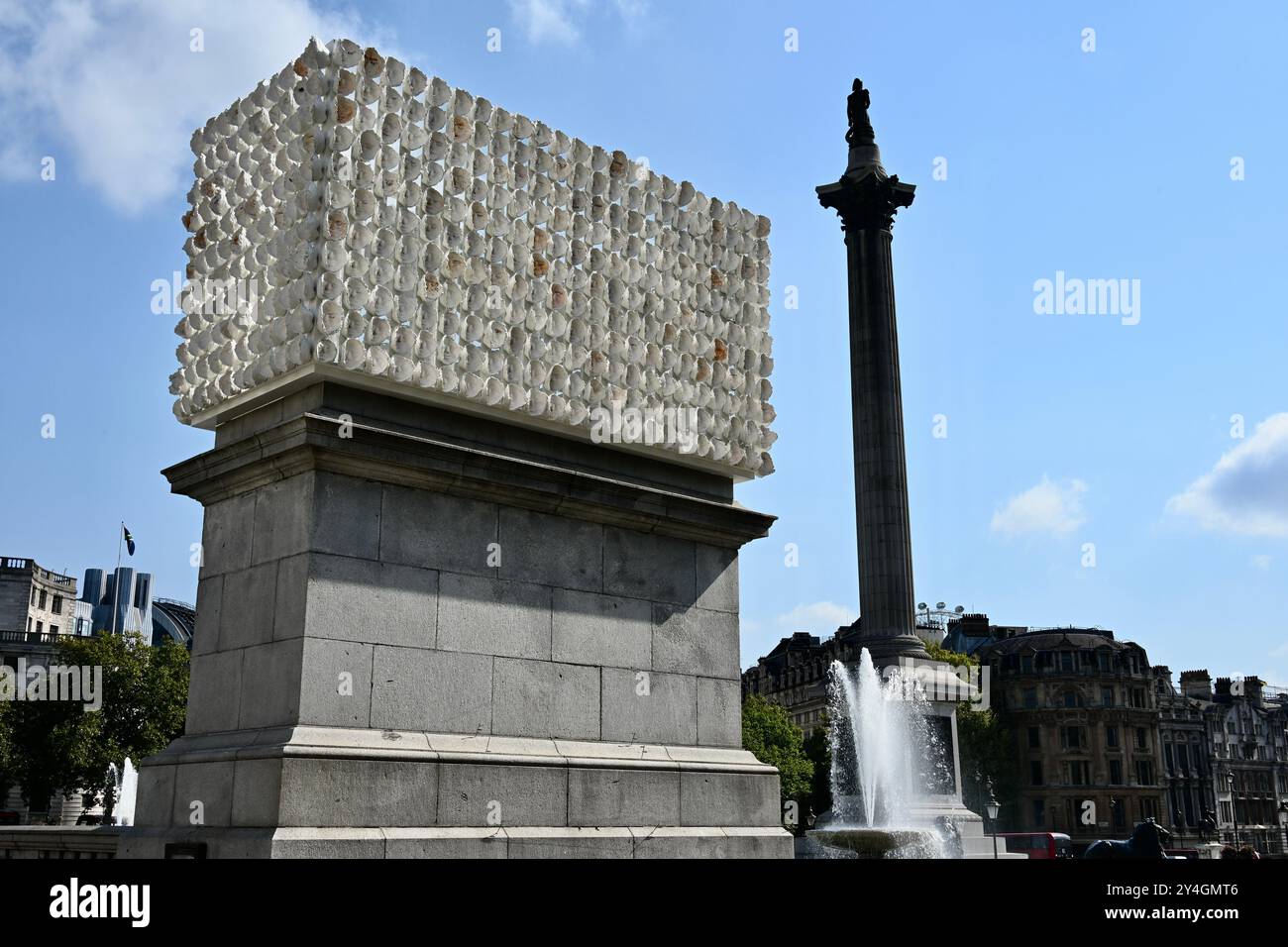 London, Großbritannien. Eine neue Skulptur des Vierten Sockels der mexikanischen Künstlerin Teresa Margolles wurde auf dem Trafalgar Square enthüllt. Das Artwork aus Masken, die Gesichter von Transgender und nicht-binären Menschen darstellen, zielt darauf ab, die Transgemeinschaft weltweit zu vereinen. Credit: michael melia/Alamy Live News Stockfoto