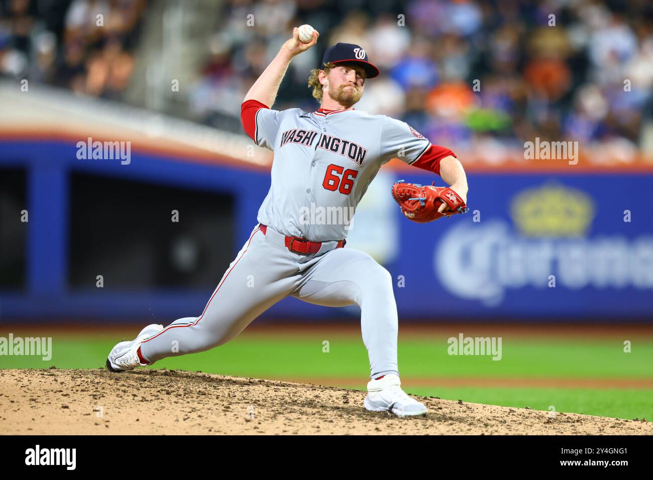 Zach Brzykcy #66 wirft während des sechsten Inning des Baseballspiels gegen die New York Mets im Citi Field in Corona, N.Y., Dienstag, 17. September 2024. (Foto: Gordon Donovan) Stockfoto