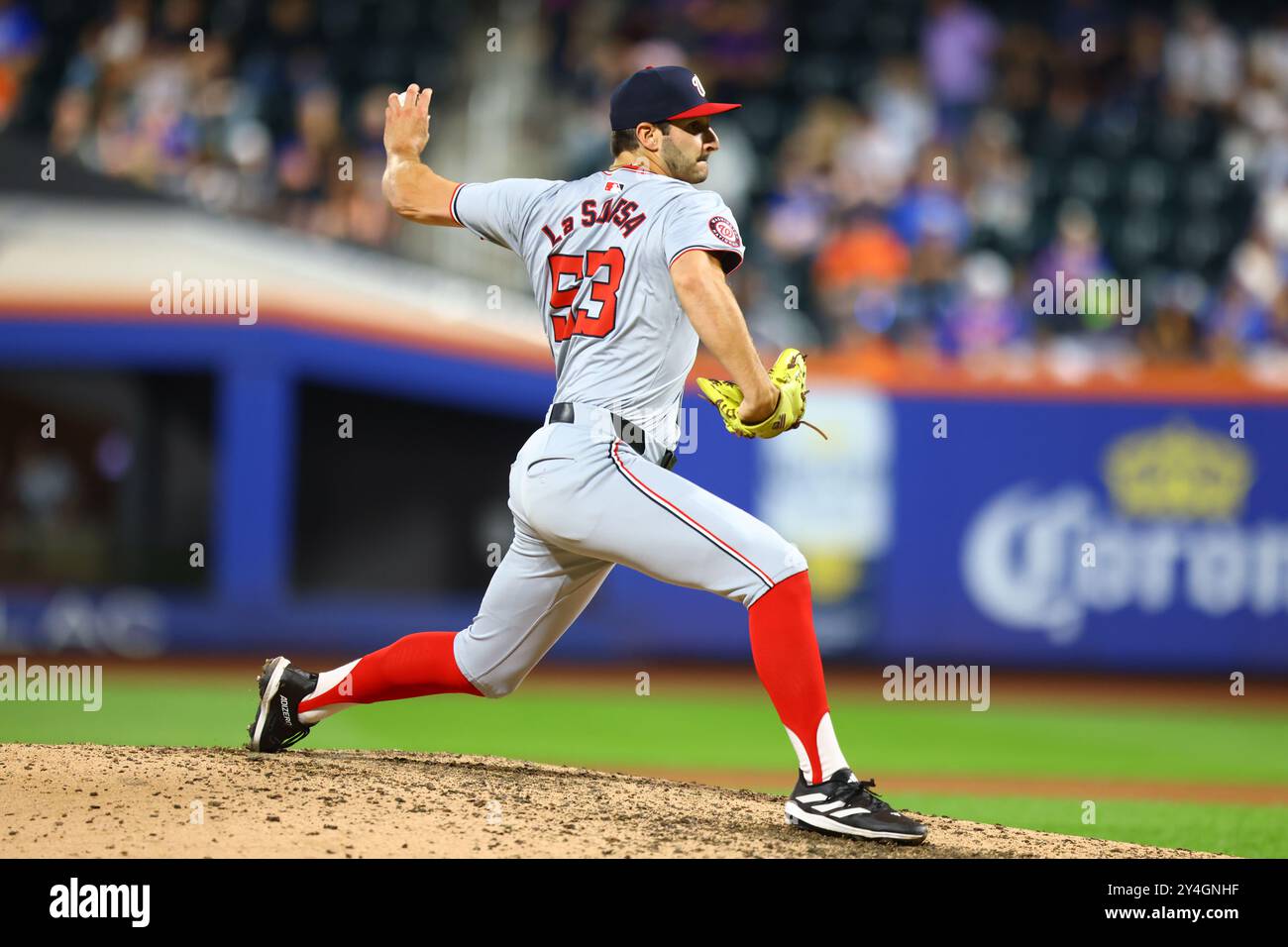 Der Entlastungskrug Joe La Sorsa #53 wirft während des achten Inning des Baseballspiels gegen die New York Mets im Citi Field in Corona, N.Y., Dienstag, 17. September 2024. (Foto: Gordon Donovan) Stockfoto