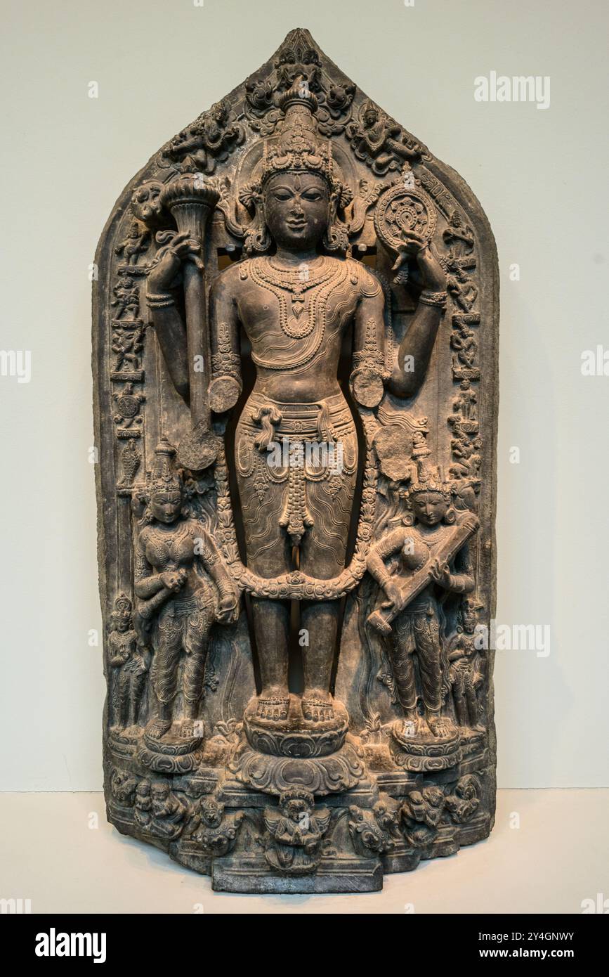 WASHINGTON DC – eine Statue von Vishnu aus dem 11. Jahrhundert mit Avataren aus Bangladesch, ausgestellt in der Arthur M. Sackler Gallery in Washington DC. Diese antike hinduistische Skulptur, die Teil der Sammlung der Smithsonian Institution ist, zeigt die komplizierte Kunst und religiöse Ikonographie der mittelalterlichen südasiatischen Kunst. Stockfoto