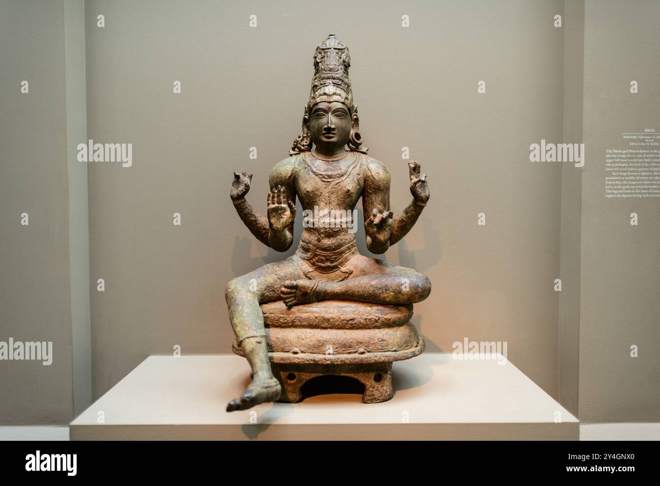 WASHINGTON DC, USA – Eine Bronzestatue von Shiva aus Südindien aus dem 13. Bis 14. Jahrhundert, ausgestellt in der Arthur M. Sackler Gallery in Washington DC. Diese antike hinduistische Skulptur ist Teil der Sammlung asiatischer Kunst der Smithsonian Institution und zeigt das reiche kulturelle Erbe und die künstlerischen Traditionen Südasiens. Stockfoto