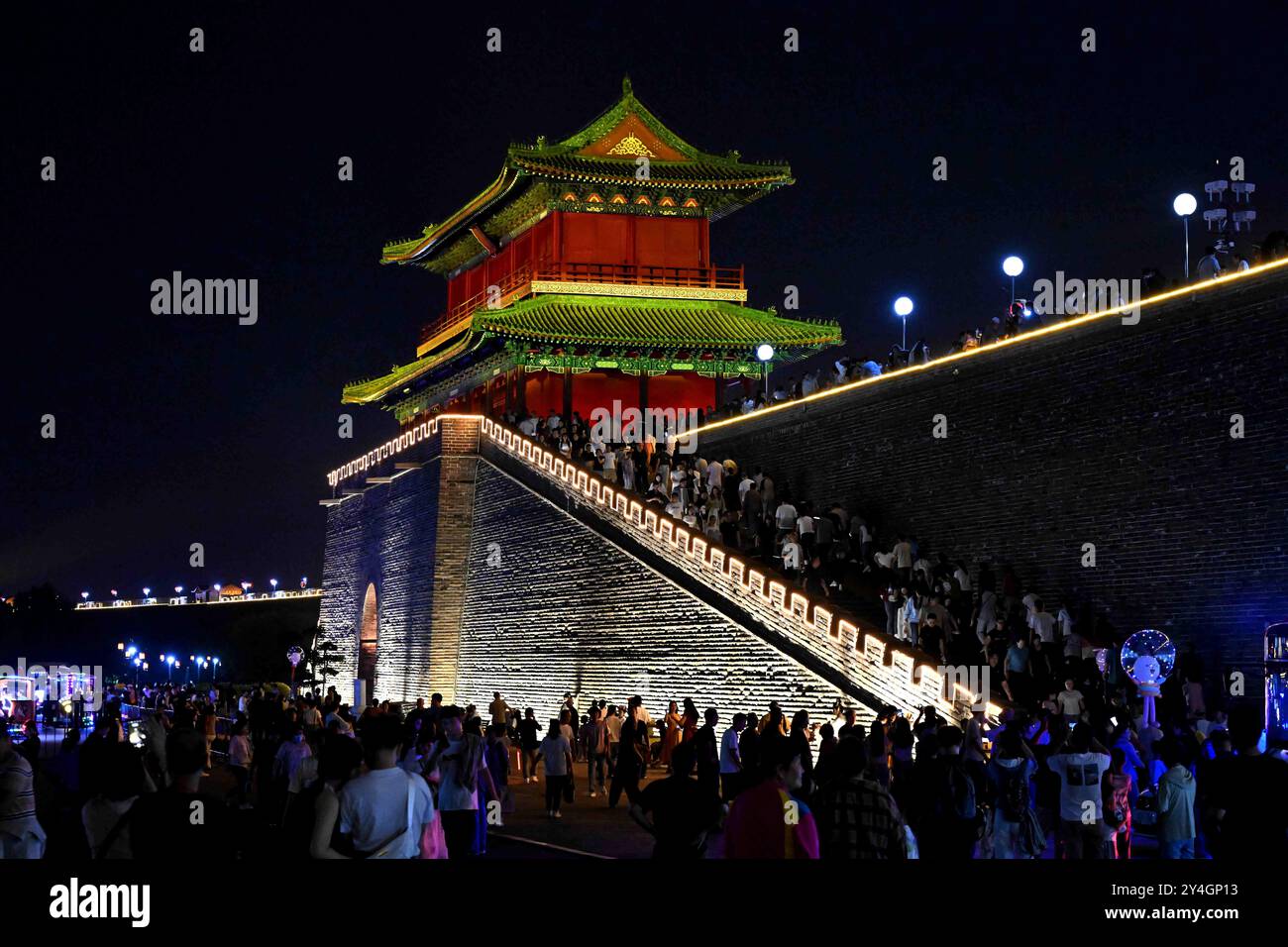 (240918) -- PEKING, 18. September 2024 (Xinhua) -- Touristen besuchen die antike Stadt Zhengding in Shijiazhuang, nordchinesische Provinz Hebei, 17. September 2024. Während der dreitägigen Feiertage zum Herbstfest wurden von den chinesischen Verkehrssektoren rund 629,56 Millionen Passagierreisen abgewickelt, ein Anstieg von 31,1 Prozent im Vergleich zum Vorjahr, wie die Daten des Verkehrsministeriums am Mittwoch zeigten. Davon verzeichnete China 42,57 Millionen Fahrgastflüge mit der Eisenbahn, 1,98 Millionen auf dem Wasser und 5,07 Millionen auf dem Luftweg. Der Straßenverkehr nahm mit 579,94 Millionen Fahrgastfahrten den Löwenanteil ein. Die Fe Stockfoto