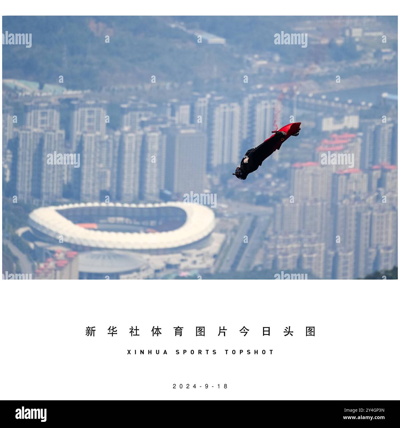 Peking, Chinas Provinz Hunan. September 2024. Tahi Munroe aus Australien tritt am 18. September 2024 im Tianmen Mountain National Forest Park in Zhangjiajie, der Provinz Hunan in der 10. World Wingsuit League (WWL) an. Quelle: Chen Sihan/Xinhua/Alamy Live News Stockfoto