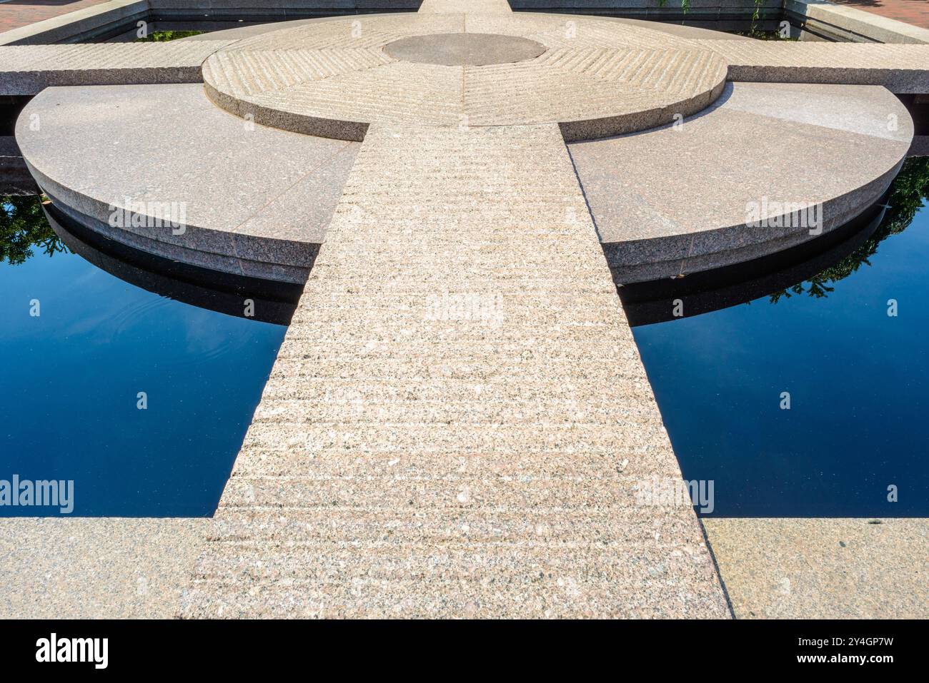 WASHINGTON DC, USA – der ruhige Moongate Garden auf dem Gelände der Smithsonian Institution in der Nähe der National Mall ist ein friedlicher Rückzugsort mit Granitskulpturen und asiatisch inspiriertem Design. Zwischen den Freer und Sackler Galleries gelegen, bietet der Garten einen ruhigen Ort inmitten der geschäftigen Touristenattraktionen von Washington DC. Stockfoto