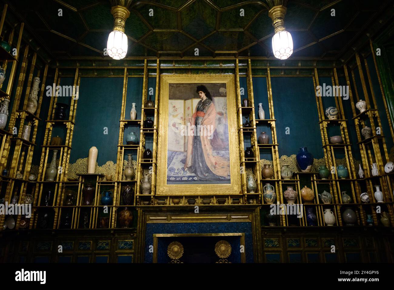 WASHINGTON DC, USA – der Peacock Room in der Freer Gallery of Art ist ein beeindruckendes Innenleben, das von James McNeill Whistler entworfen wurde. Dieses Meisterwerk der Inneneinrichtung, offiziell mit dem Titel „Harmony in Blue and Gold“, zeigt Whistlers Verwendung von Farben und Mustern und beherbergt Charles lang Freers Sammlung asiatischer Keramik. Stockfoto