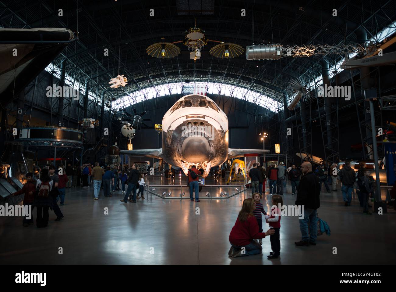 CHANTILLY, Virginia, Vereinigte Staaten — das Space Shuttle Discovery, der meisterreichte Orbiter der NASA, wird im Steven F. Udvar-Hazy Center, einem nebengebäude des Smithsonian National Air and Space Museum, ausgestellt. Dieses historische Raumschiff, das über fast drei Jahrzehnte 39 Missionen flog, dient heute als Herzstück der Ausstellung und zeigt die Errungenschaften des Space Shuttle-Programms und der amerikanischen Weltraumforschung. Stockfoto