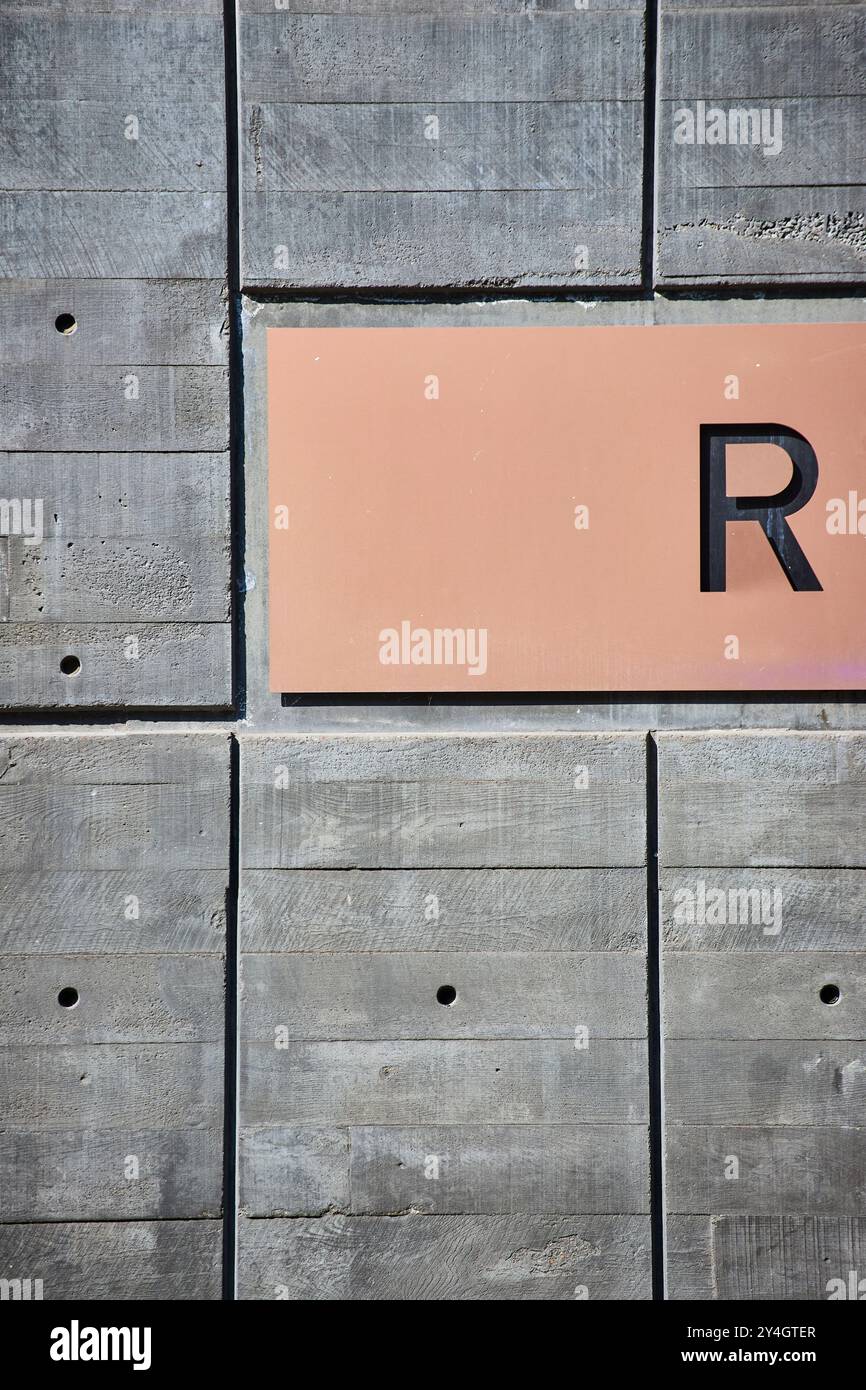 Betonfassade mit Signage Detail, Blick auf Augenhöhe Stockfoto
