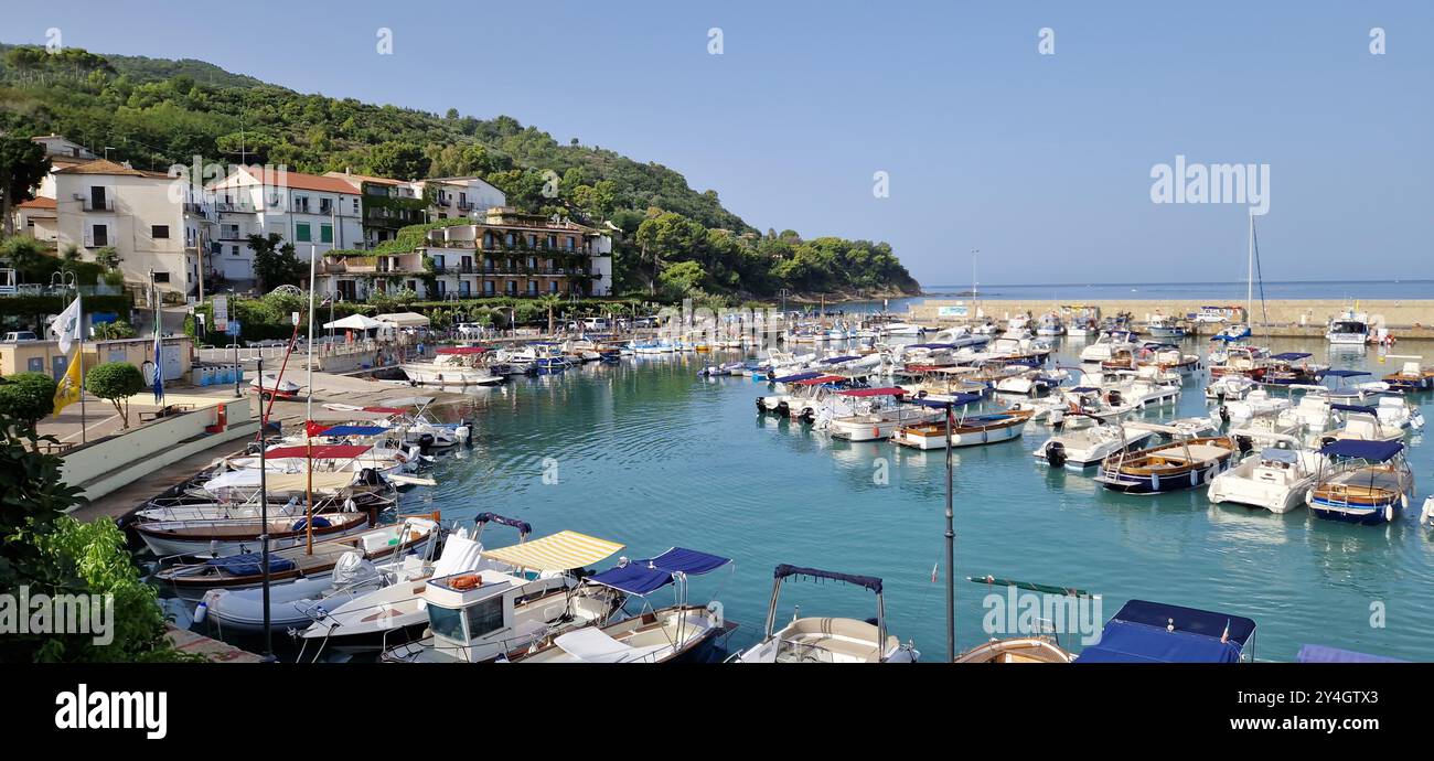 Blick auf den Hafen von S. Marco Castellabate, das antike mittelalterliche Dorf in Kampanien - Italien Filmset des Films „Willkommen im Süden“ Stockfoto