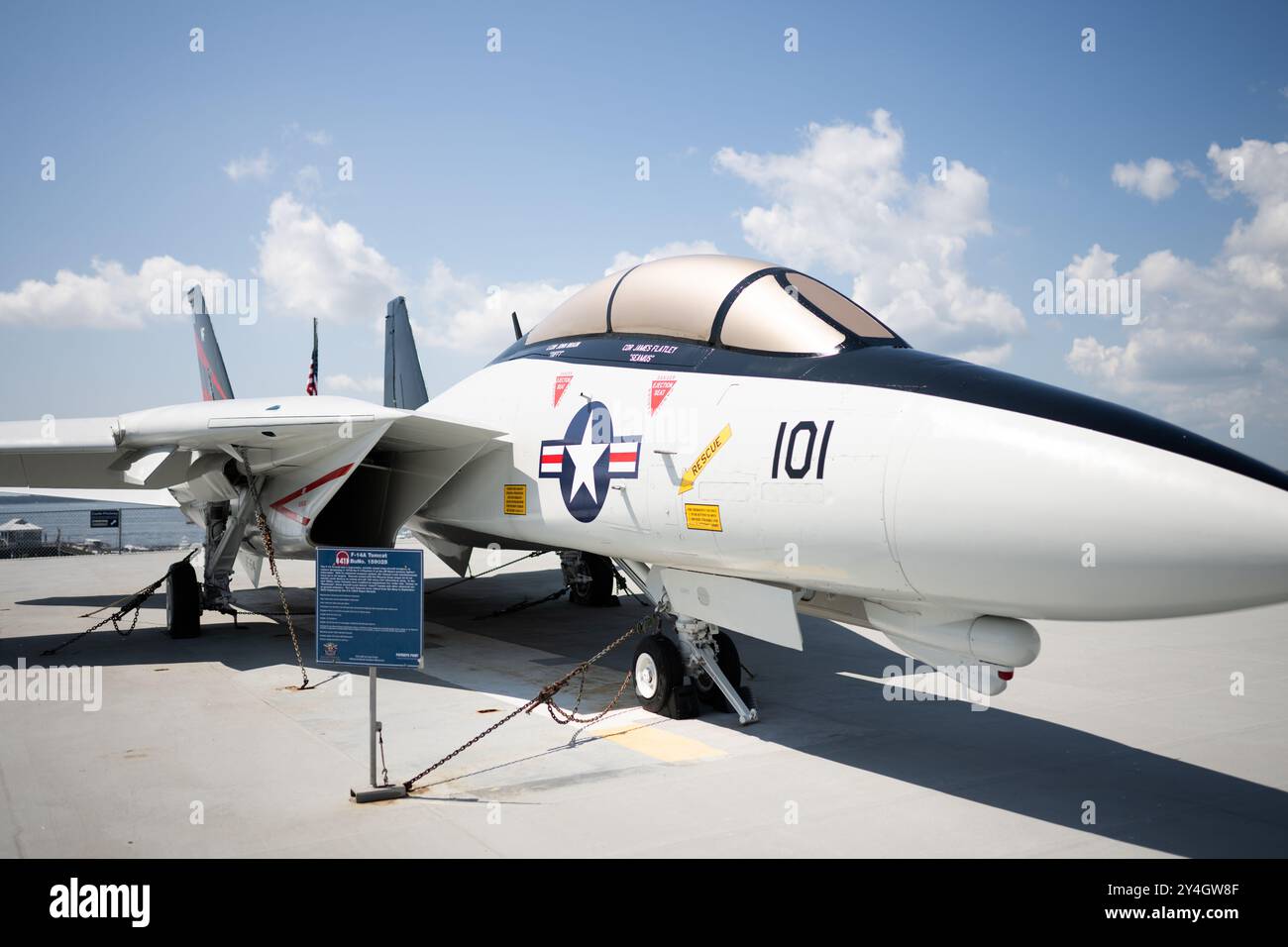 F-14 Tomcat USS Yorktown Patriots Point Charleston // CHARLESTON, South Carolina — ein F-14A Tomcat Jet Jäger wird auf dem Flugdeck der USS Yorktown im Patriots Point Naval & Maritime Museum ausgestellt. Die USS Yorktown (CV-10), ein 1943 in Dienst gestellter Flugzeugträger der Essex-Klasse, diente im Zweiten Weltkrieg und erhielt 11 Kampfsterne, bevor sie 1970 außer Dienst gestellt wurde. Der Träger wurde 1975 zum Herzstück des Patriots Point Naval & Maritime Museum und wurde 1986 zum National Historic Landmark ernannt. Die F-14 Tomcat, entwickelt von Grumman, war ein zweimotoriger Überschalljäger, der so gebaut wurde Stockfoto