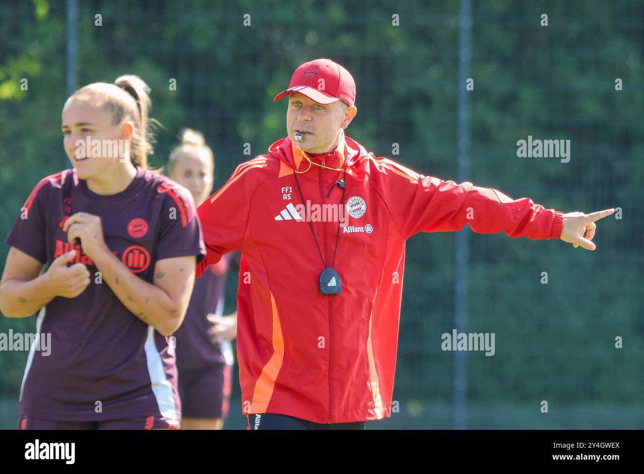 Alexander Straus (FC Bayern München, Trainer) mit Pfeife im Mund, zeigend, zeigen, Oeffentliches Training. FC Bayern München Frauen, Fussball, Saison 24/25, 18.09.2024, Foto: Eibner-Pressefoto/Jenni Maul Stockfoto