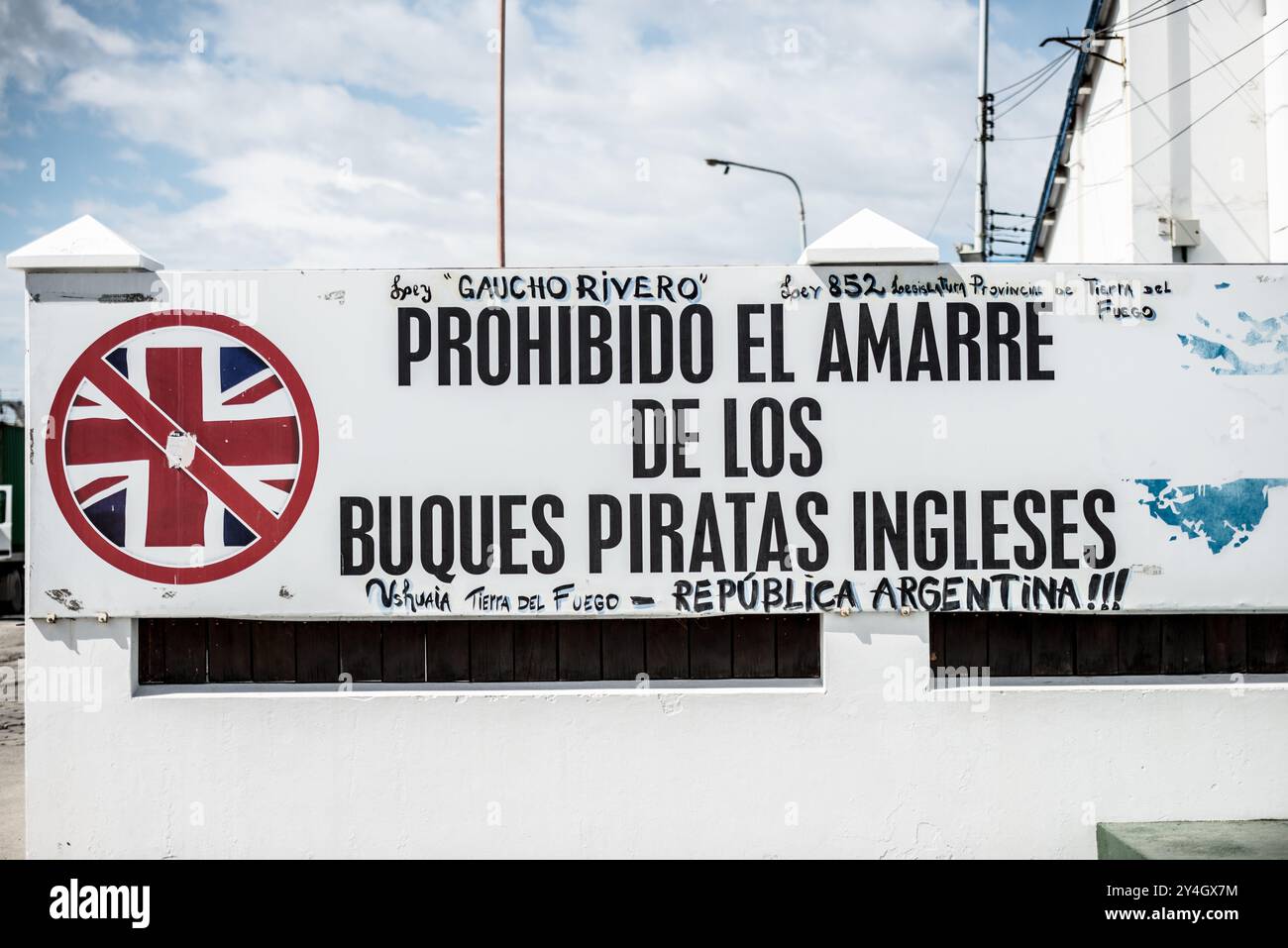 Ein antibritisches Zeichen im Hafen von Ushuaia, das vor britischen Piraten warnt. Die Stimmung geht auf den Konflikt zwischen Großbritannien und Argentinien von 1982 zurück Stockfoto
