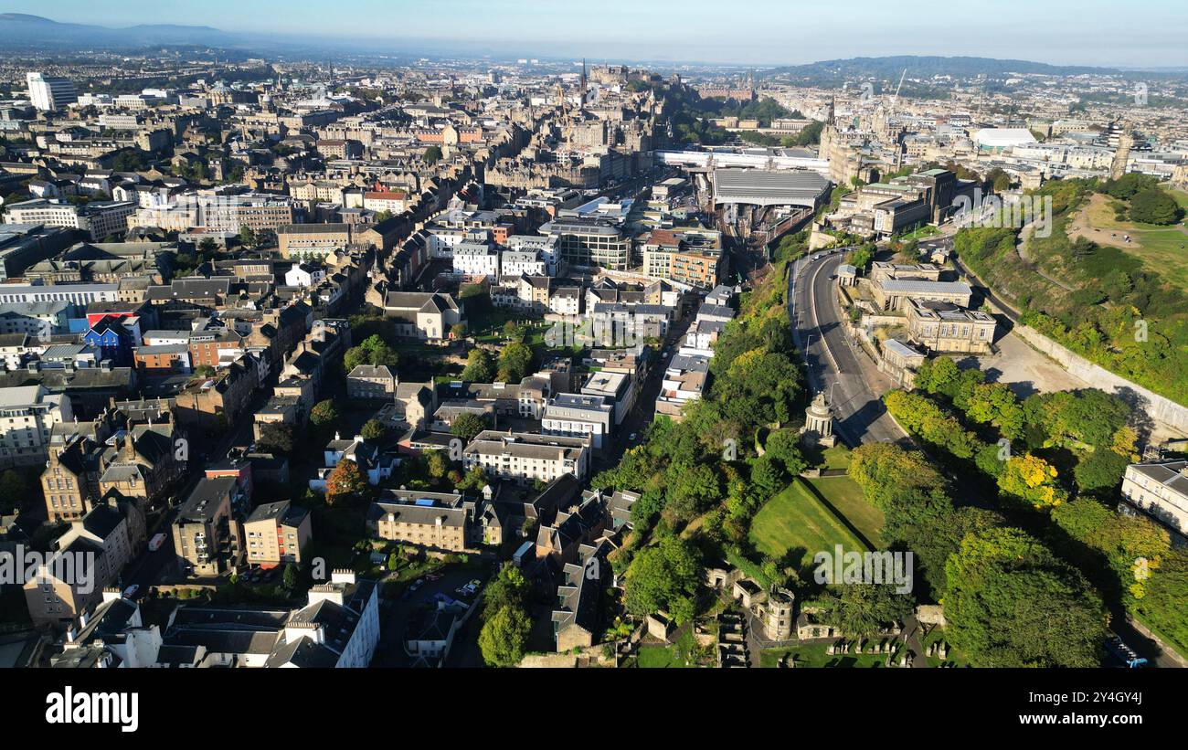 Blick aus der Vogelperspektive auf Regent Terrace (rechts) und Royal Mile (links) mit Edinburgh Castle in der Ferne. Stockfoto