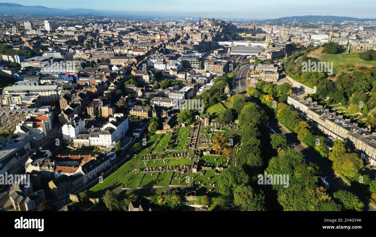 Blick aus der Vogelperspektive auf Regent Terrace (rechts) und Royal Mile (links) mit Edinburgh Castle in der Ferne. Stockfoto