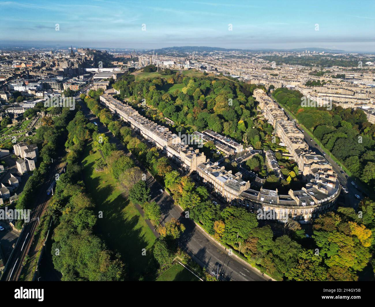 Blick aus der Vogelperspektive auf Carlton, Regent und Royal Terrace auf der Ostseite von Calton Hill, Teil der Edinburgh New Town, UNESCO-Weltkulturerbe. Stockfoto