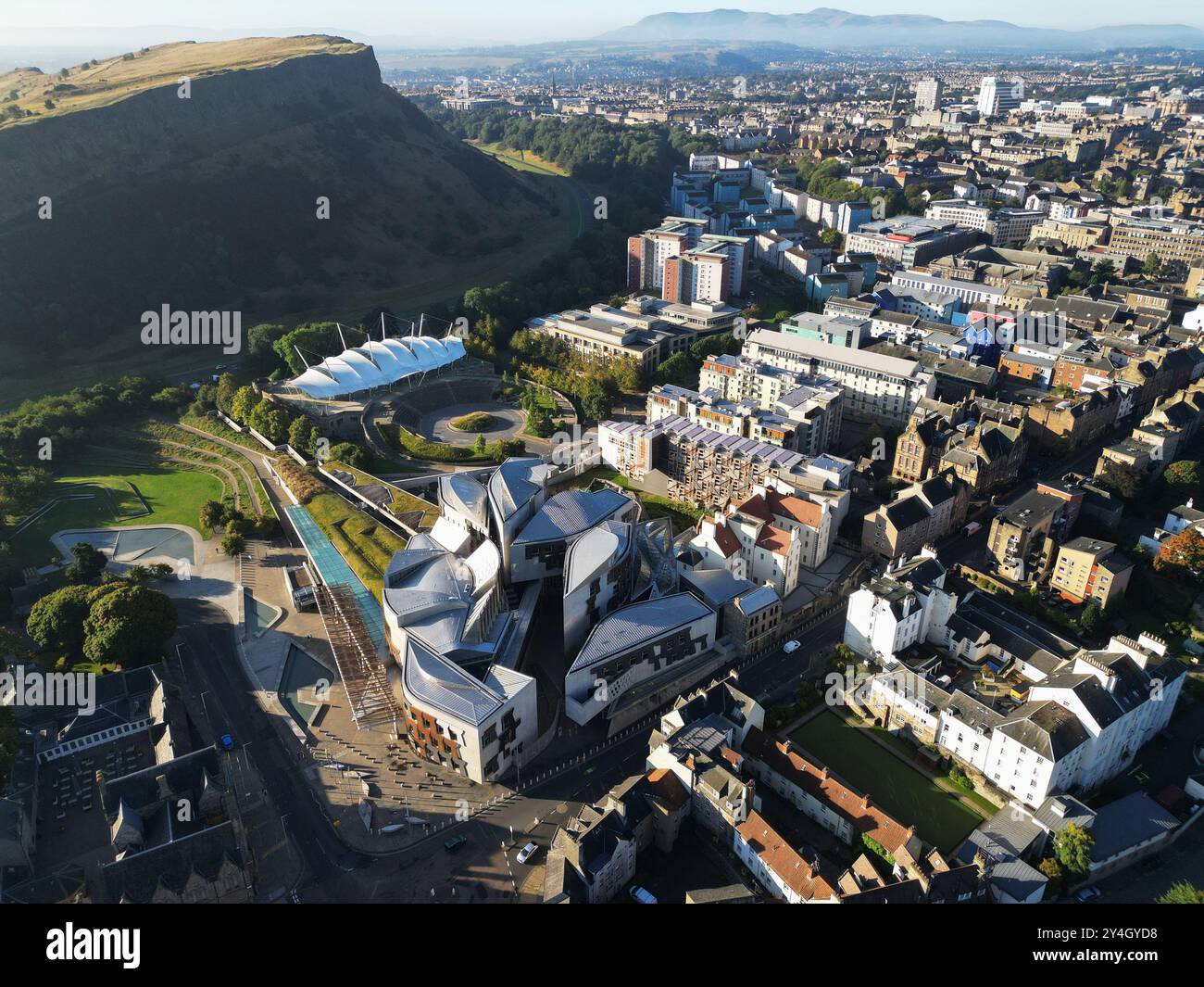 Luftaufnahme des schottischen Parlaments und des Veranstaltungsortes Dynamic Earth in Holyrood, Edinburgh, Schottland, Großbritannien. Stockfoto