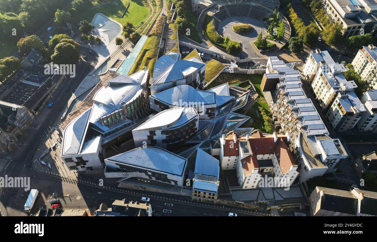 Luftaufnahme des schottischen Parlaments und des Veranstaltungsortes Dynamic Earth in Holyrood, Edinburgh, Schottland, Großbritannien. Stockfoto