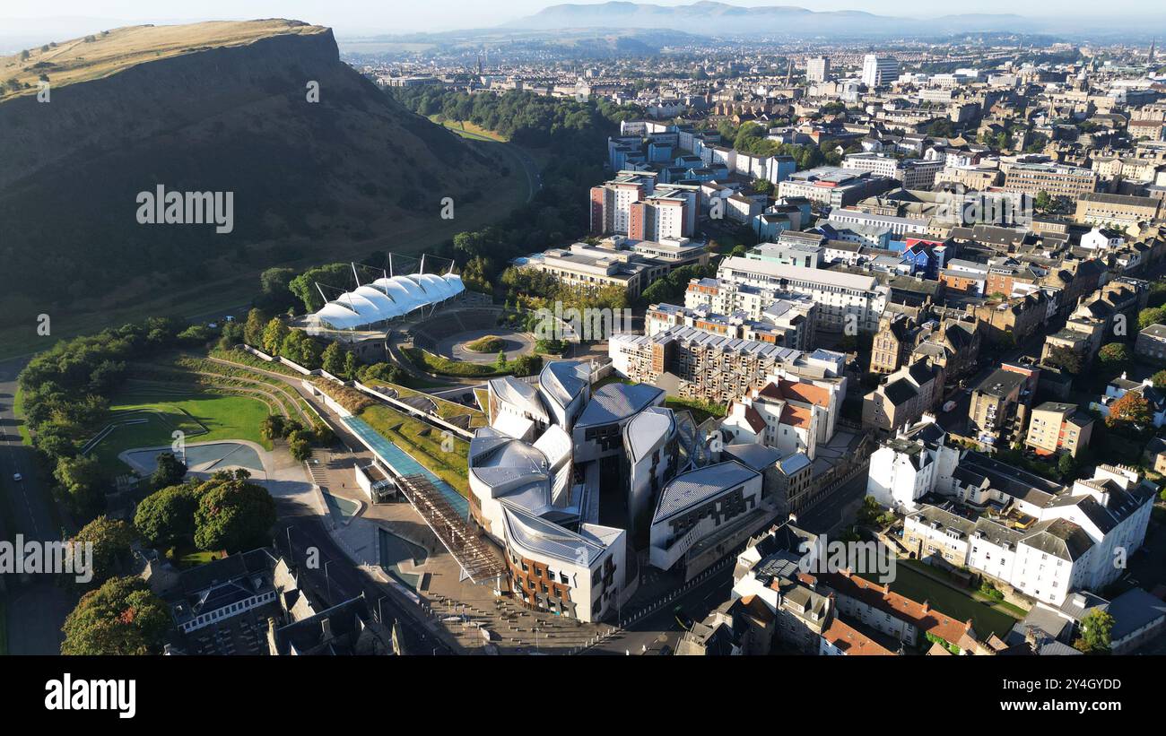 Luftaufnahme des schottischen Parlaments und des Veranstaltungsortes Dynamic Earth in Holyrood, Edinburgh, Schottland, Großbritannien. Stockfoto
