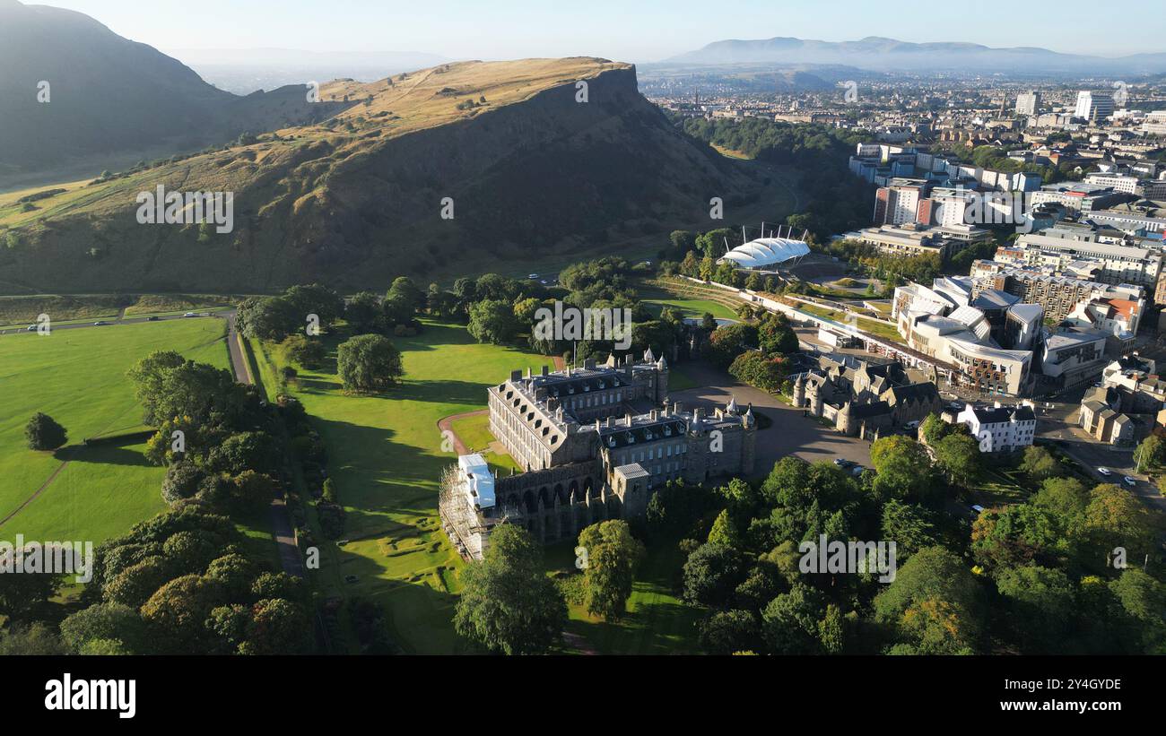 Aus der Vogelperspektive des Palace of Holyrood House und des schottischen Parlaments, Holyrood, Edinburgh, Schottland Stockfoto