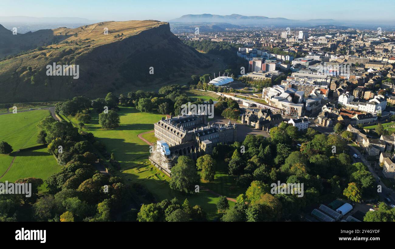 Aus der Vogelperspektive des Palace of Holyrood House und des schottischen Parlaments, Holyrood, Edinburgh, Schottland Stockfoto