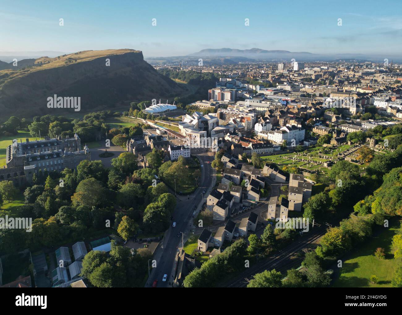 Aus der Vogelperspektive des Palace of Holyrood House und des schottischen Parlaments, Holyrood, Edinburgh, Schottland Stockfoto