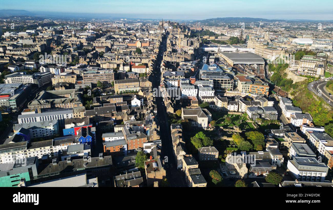 Luftaufnahme der Cannongate und der Royal Mile, Edinburgh, Schottland. Stockfoto