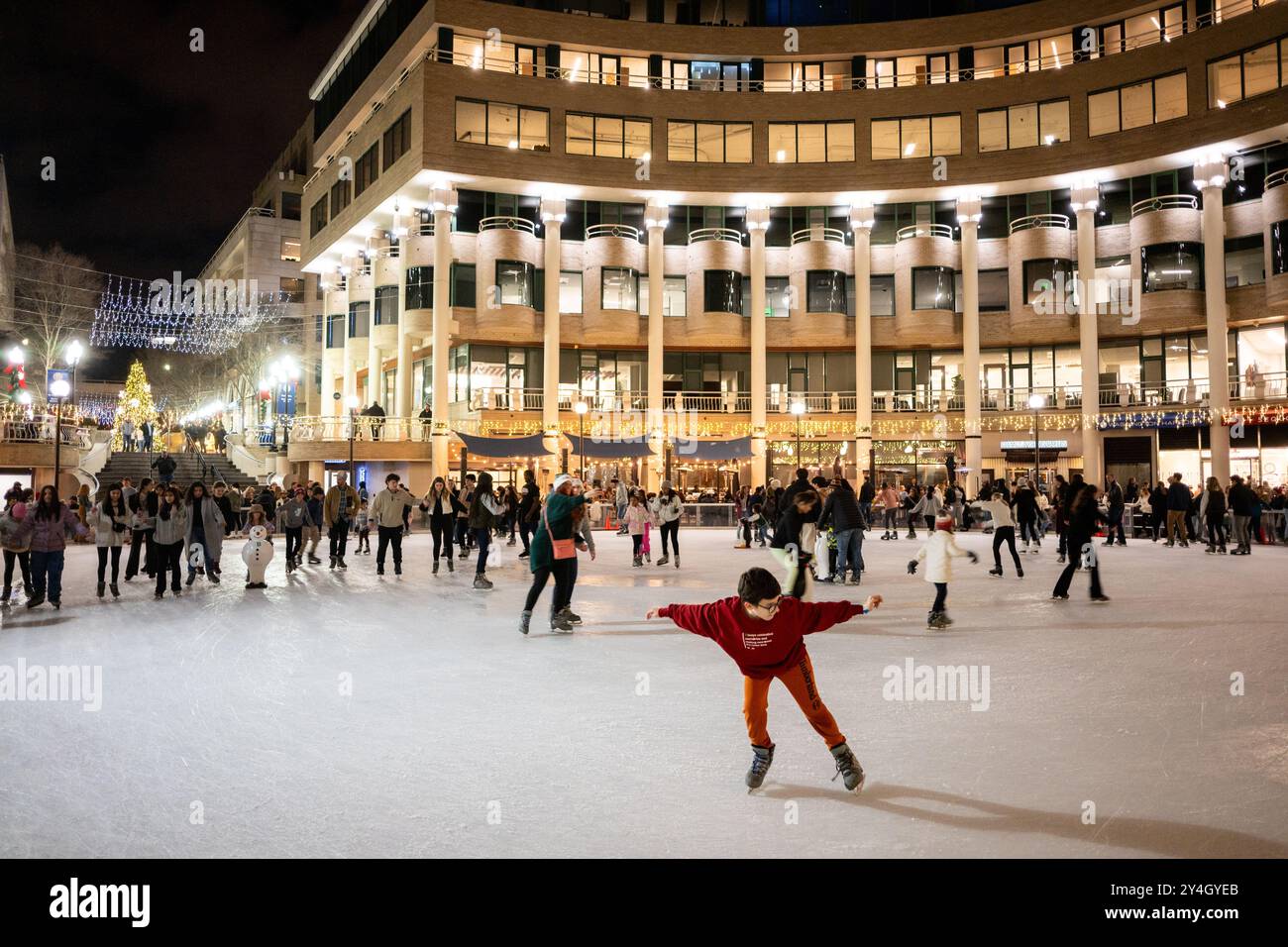 Washington Harbour Ice Skating Rink Georgetown Washington DC // WASHINGTON DC – eine Eislaufbahn im Freien befindet sich am Washington Harbour entlang der Küste von Georgetown. Die saisonale Skatinganlage ist Teil der gemischten Nutzung entlang des Potomac River. Washington Harbour, der 1986 fertiggestellt wurde, ist ein Komplex am Wasser, der Restaurants, Büros und Geschäfte im historischen Viertel Georgetown umfasst. Die Eisbahn verwandelt das Gebiet während der Wintermonate und bietet Freizeitaktivitäten für die Gemeinde. Georgetowns Hafengebiet liegt entlang des Poto Stockfoto
